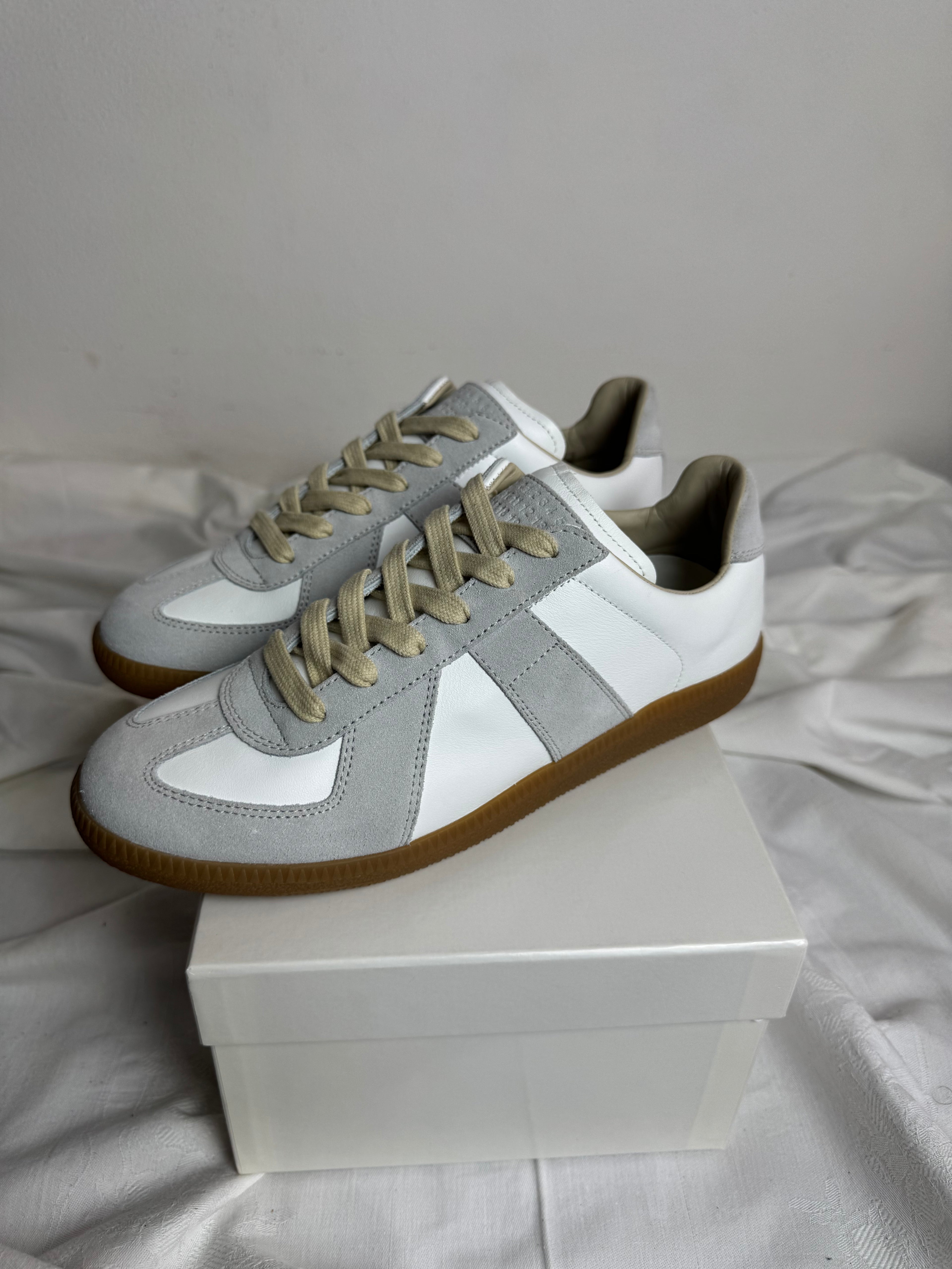 REPLICA GAT Low-Top Sneakers White / Gum