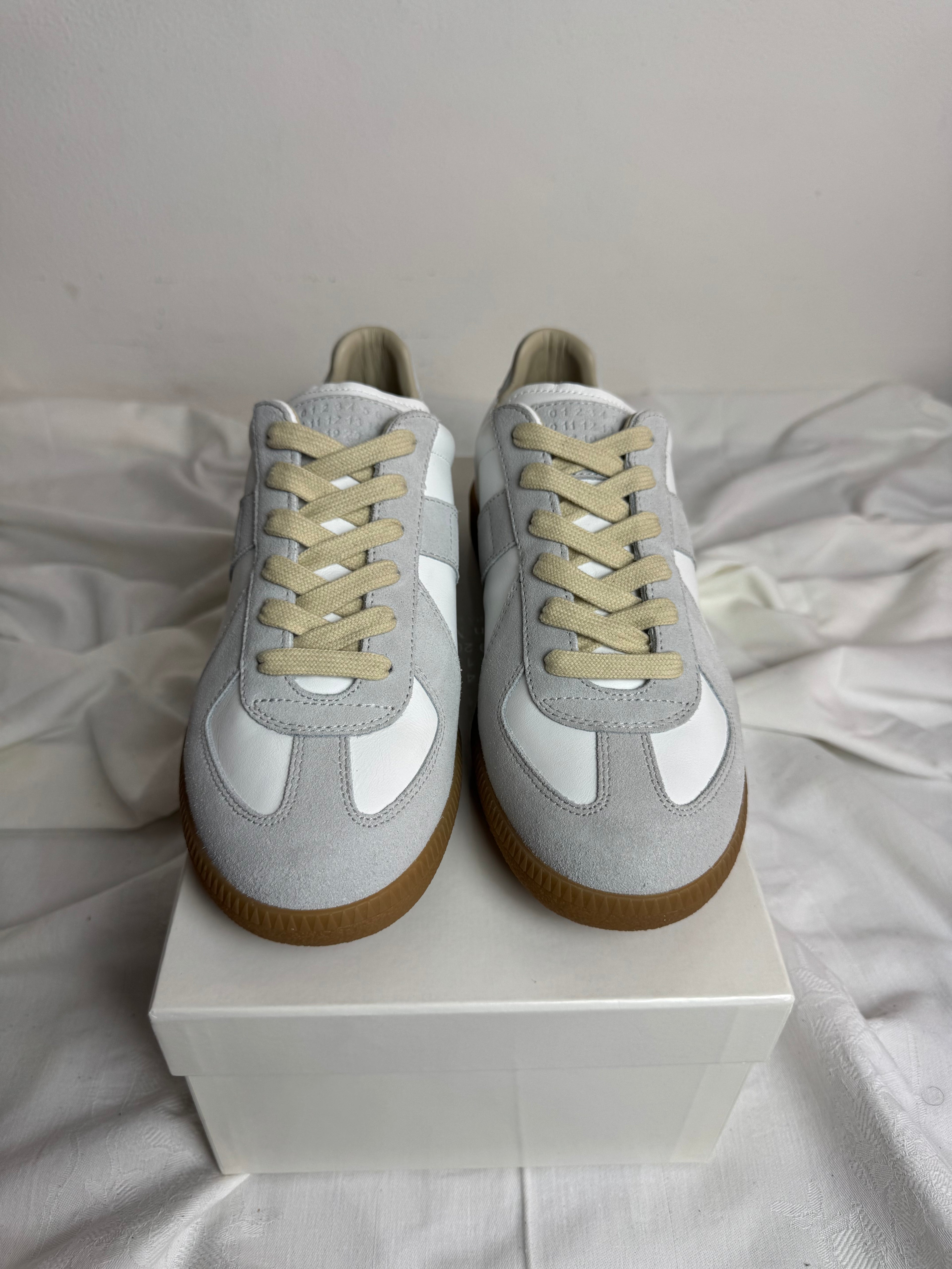 REPLICA GAT Low-Top Sneakers White / Gum