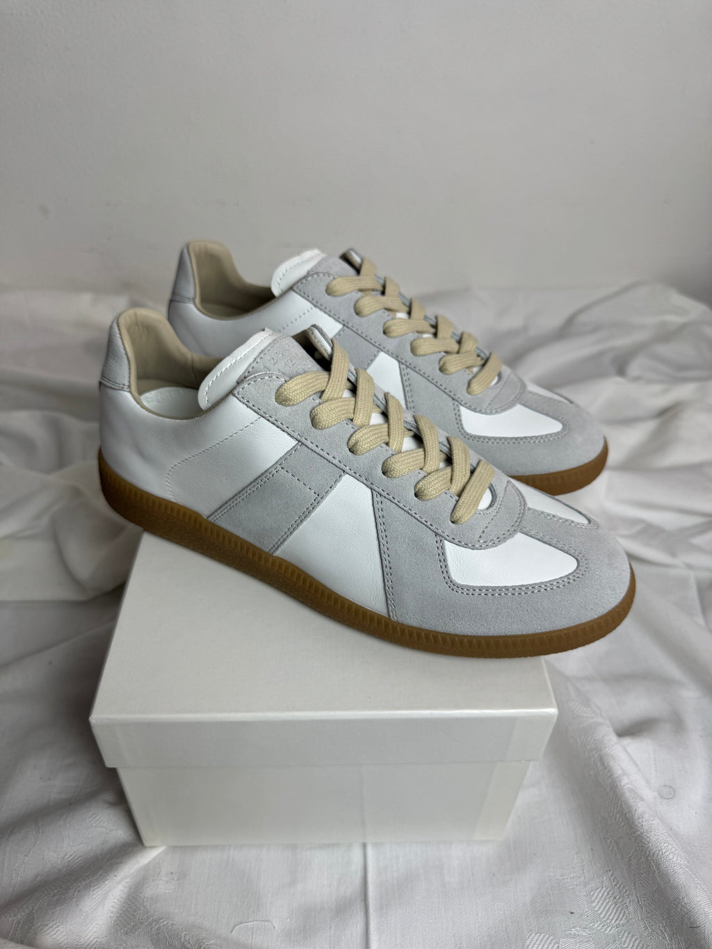 REPLICA GAT Low-Top Sneakers White / Gum