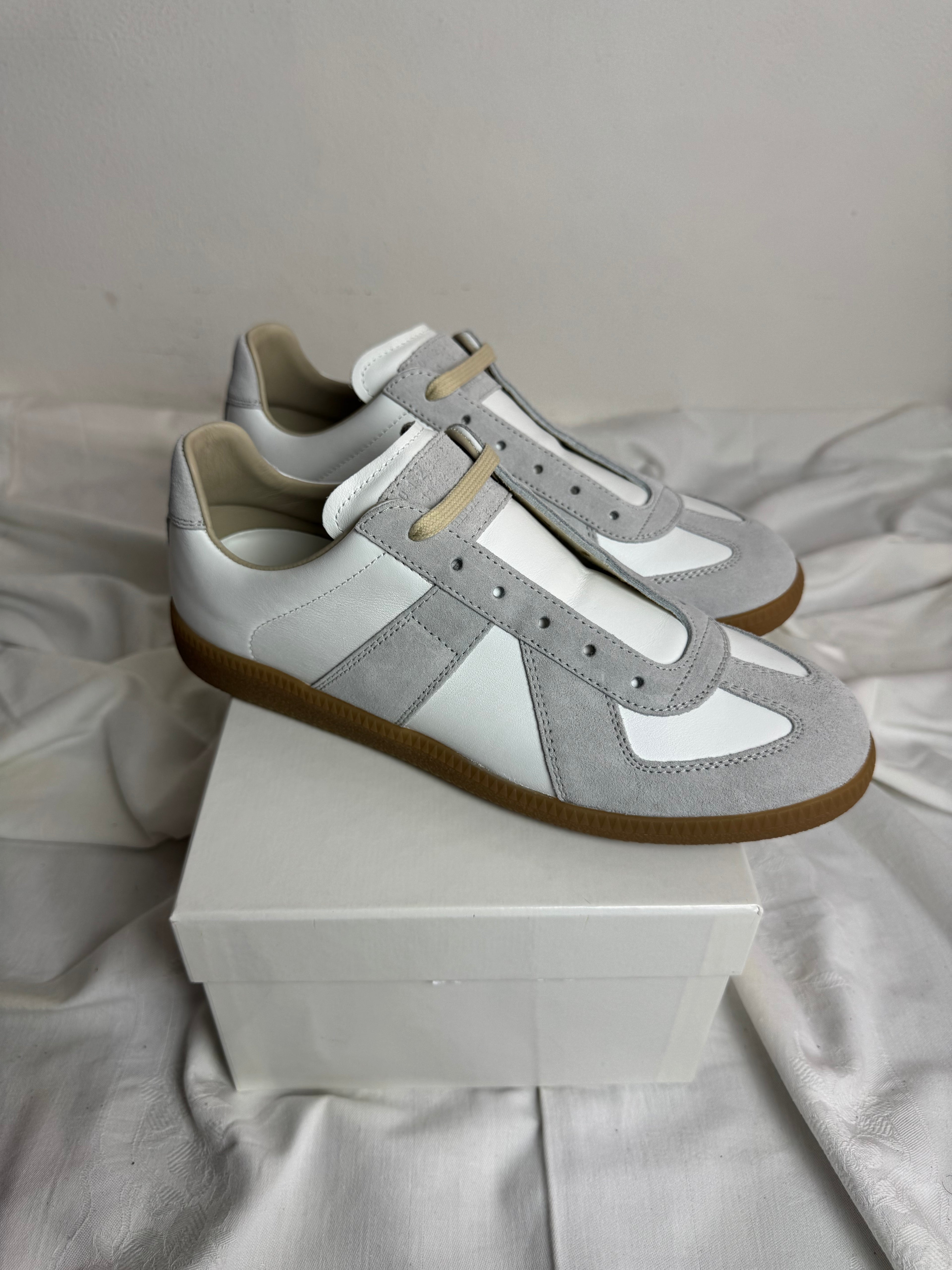 REPLICA GAT Low-Top Sneakers White / Gum