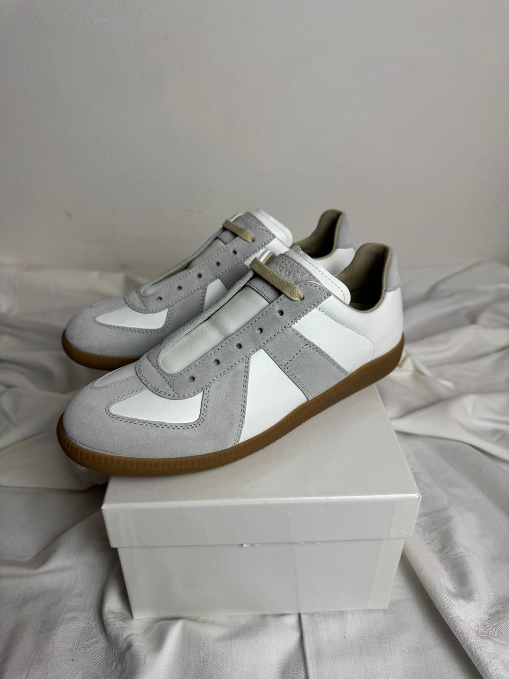 REPLICA GAT Low-Top Sneakers White / Gum