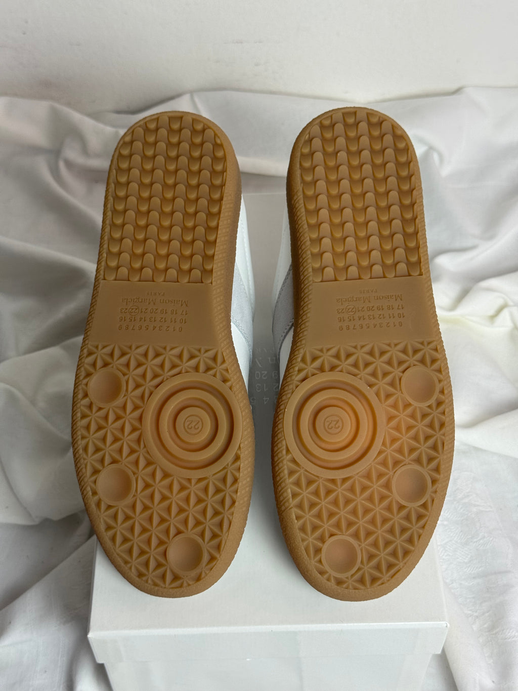 REPLICA GAT Low-Top Sneakers White / Gum