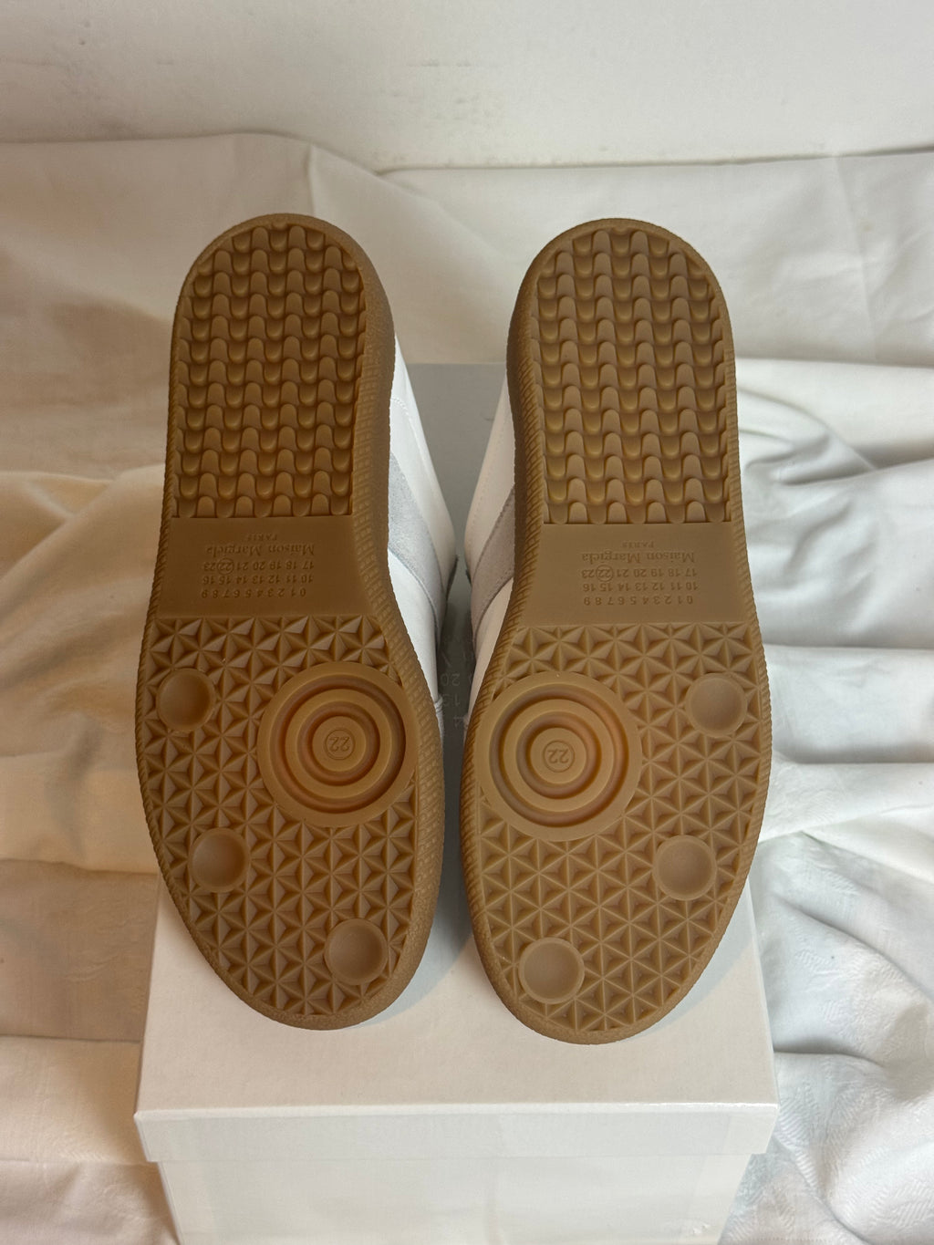 REPLICA GAT Low-Top Sneakers White / Gum