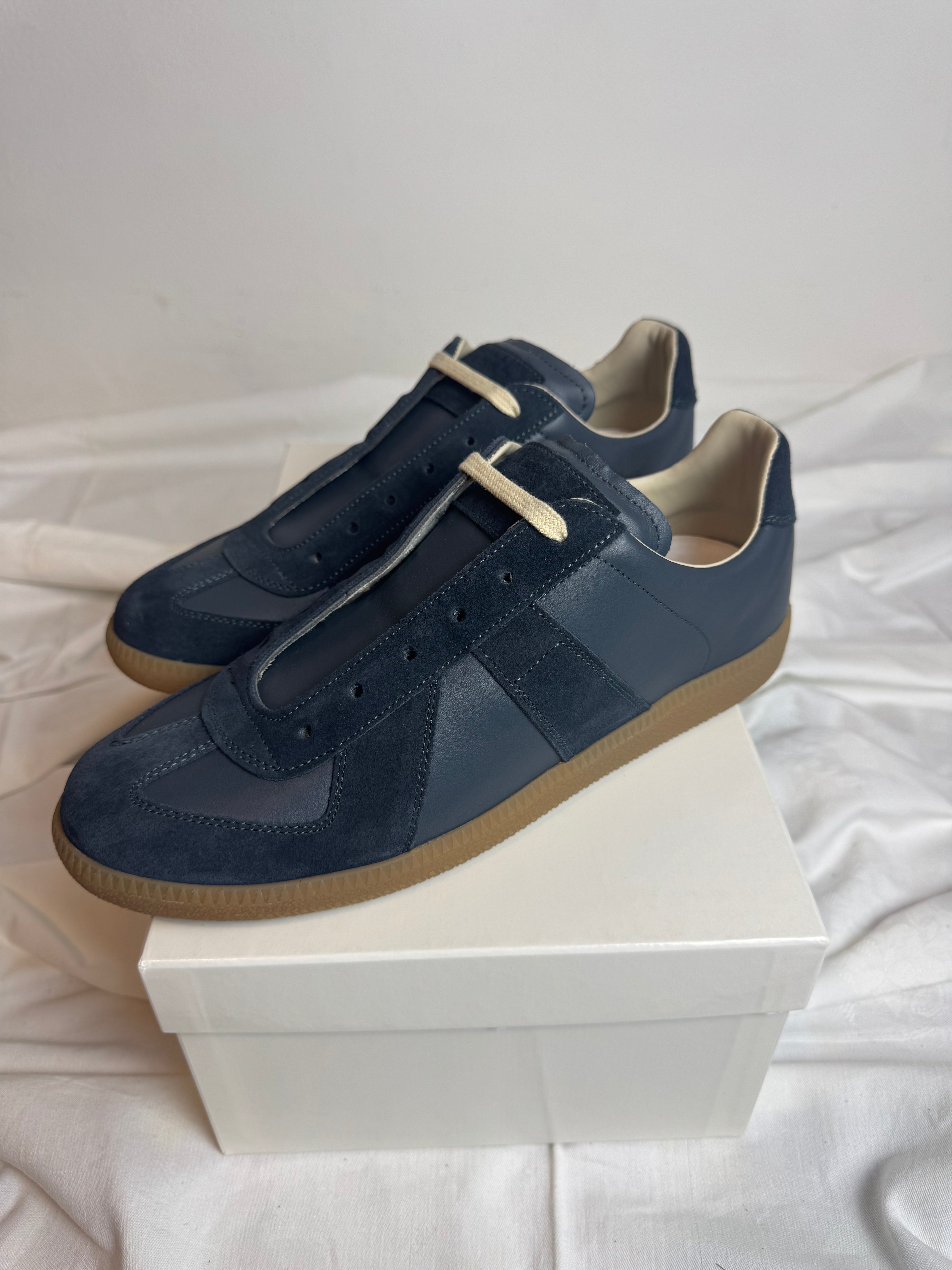 REPLICA GAT Low-Top Sneakers Blue / Gum