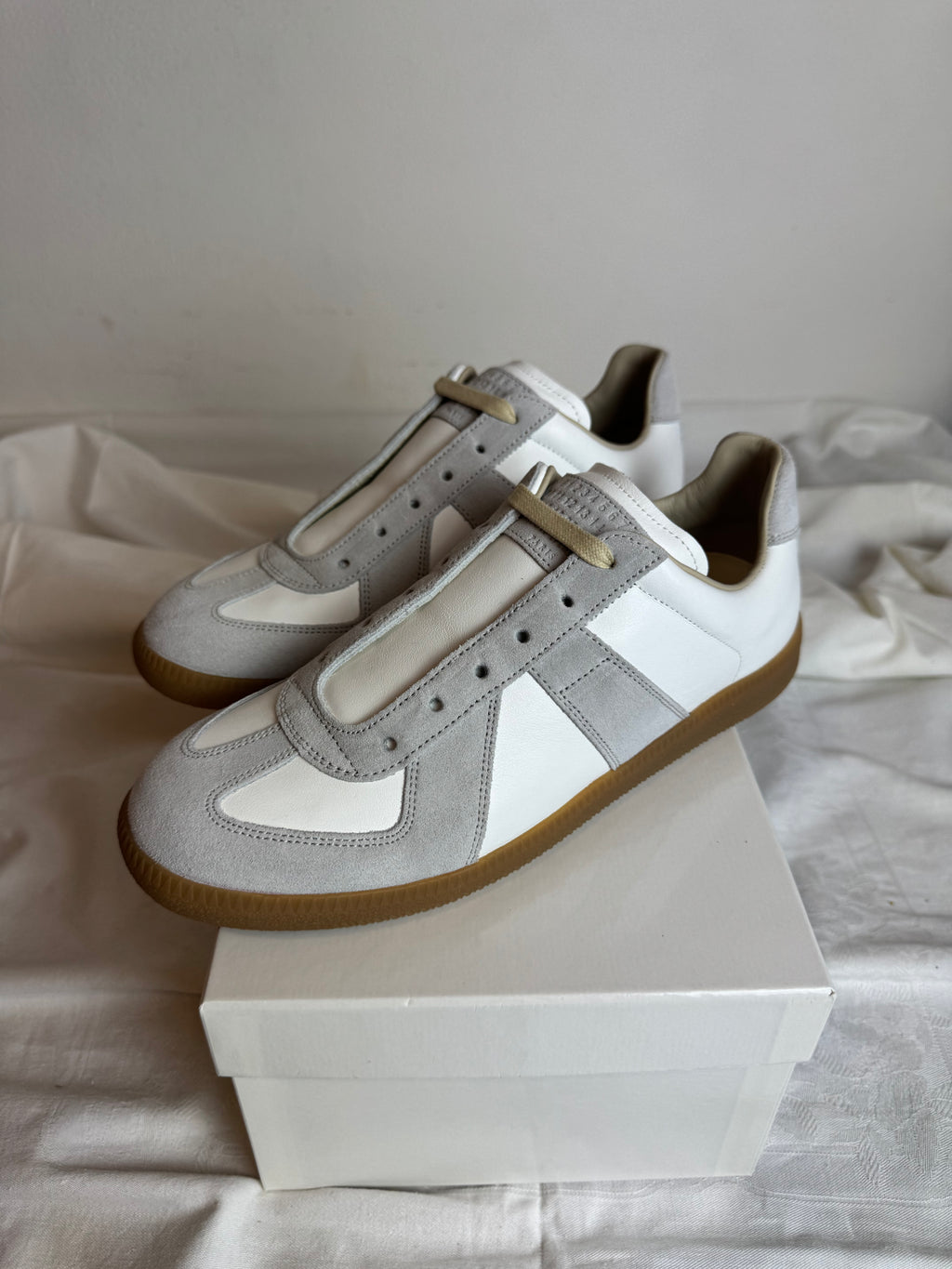 REPLICA GAT Low-Top Sneakers White / Gum