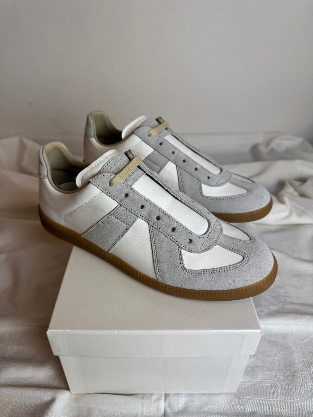 REPLICA GAT Low-Top Sneakers White / Gum