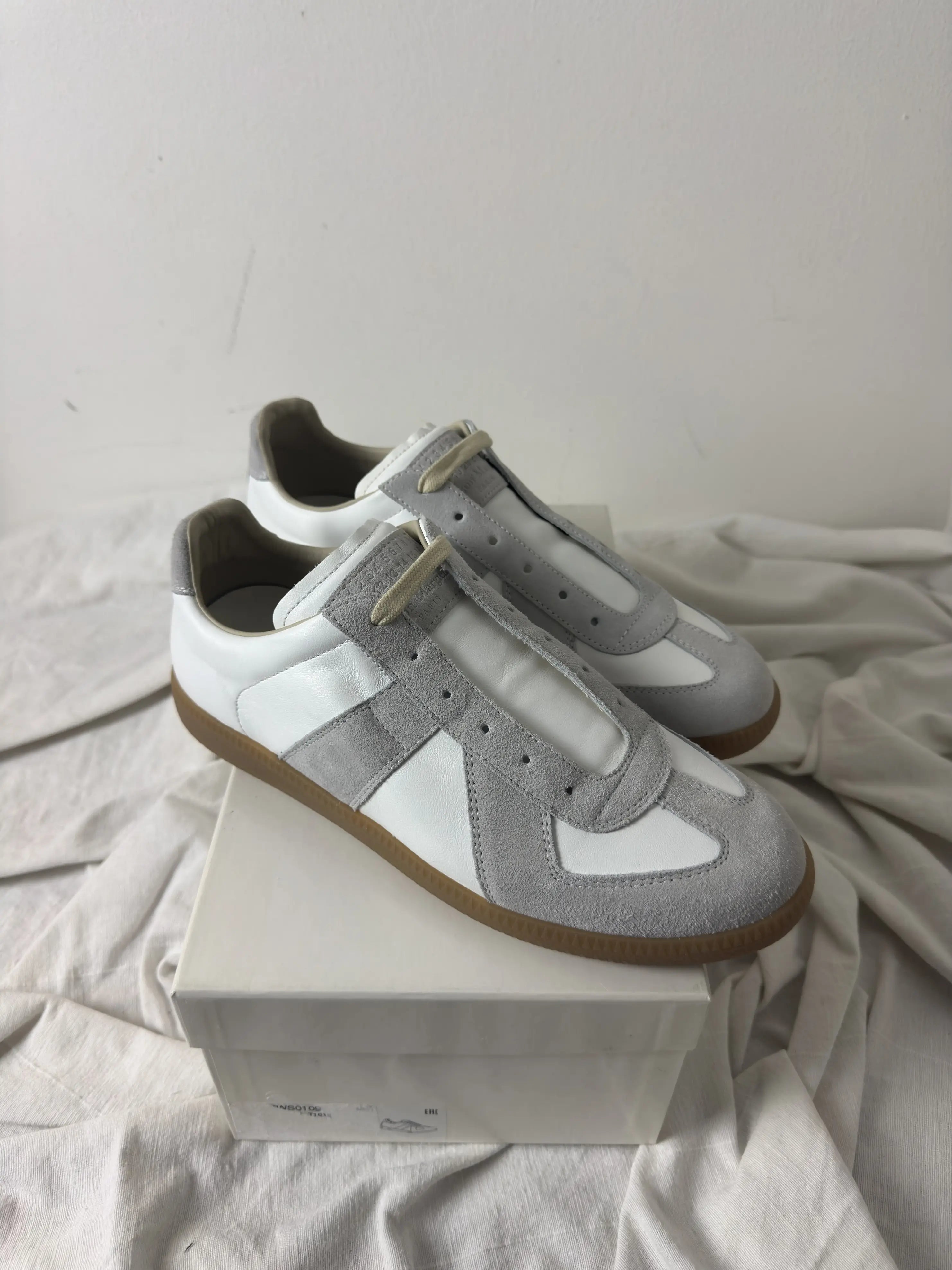 REPLICA GAT Low-Top Sneakers White / Gum