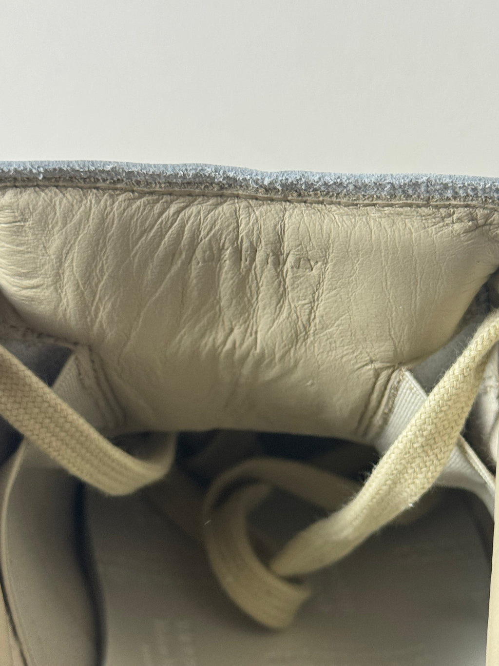 REPLICA GAT Low-Top Sneakers White / Gum