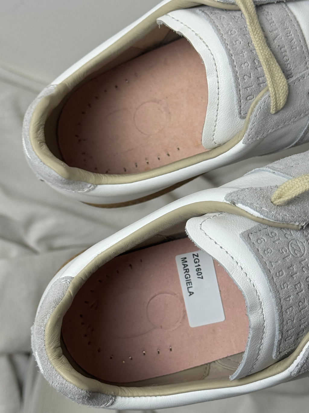 REPLICA GAT Low-Top Sneakers White / Gum