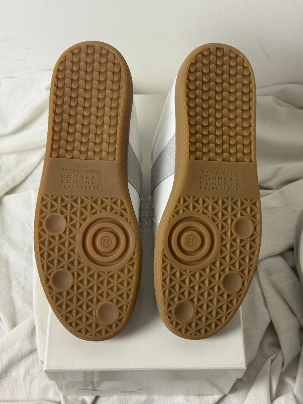 REPLICA GAT Low-Top Sneakers White / Gum
