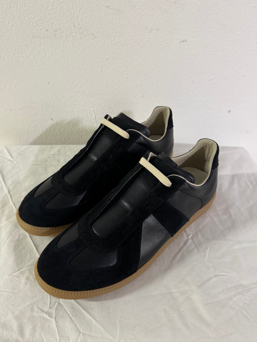 REPLICA GAT Low-Top Sneakers Black / Gum
