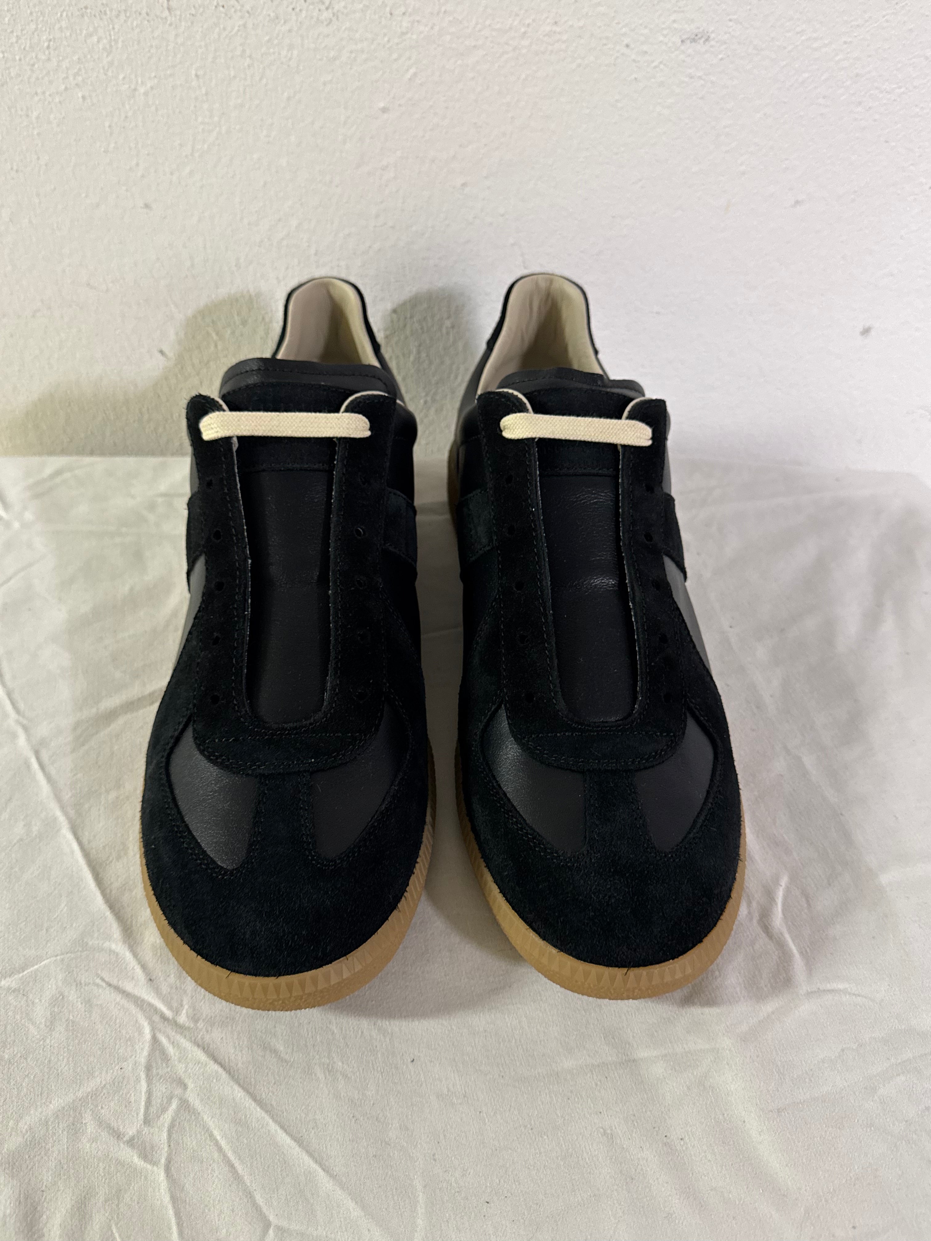 REPLICA GAT Low-Top Sneakers Black / Gum