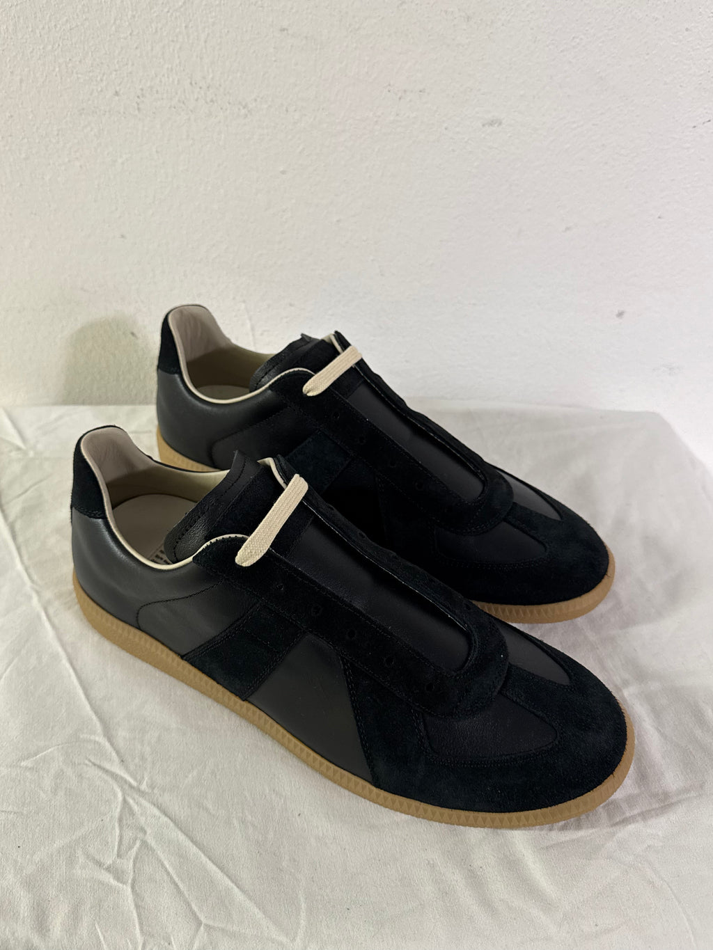 REPLICA GAT Low-Top Sneakers Black / Gum