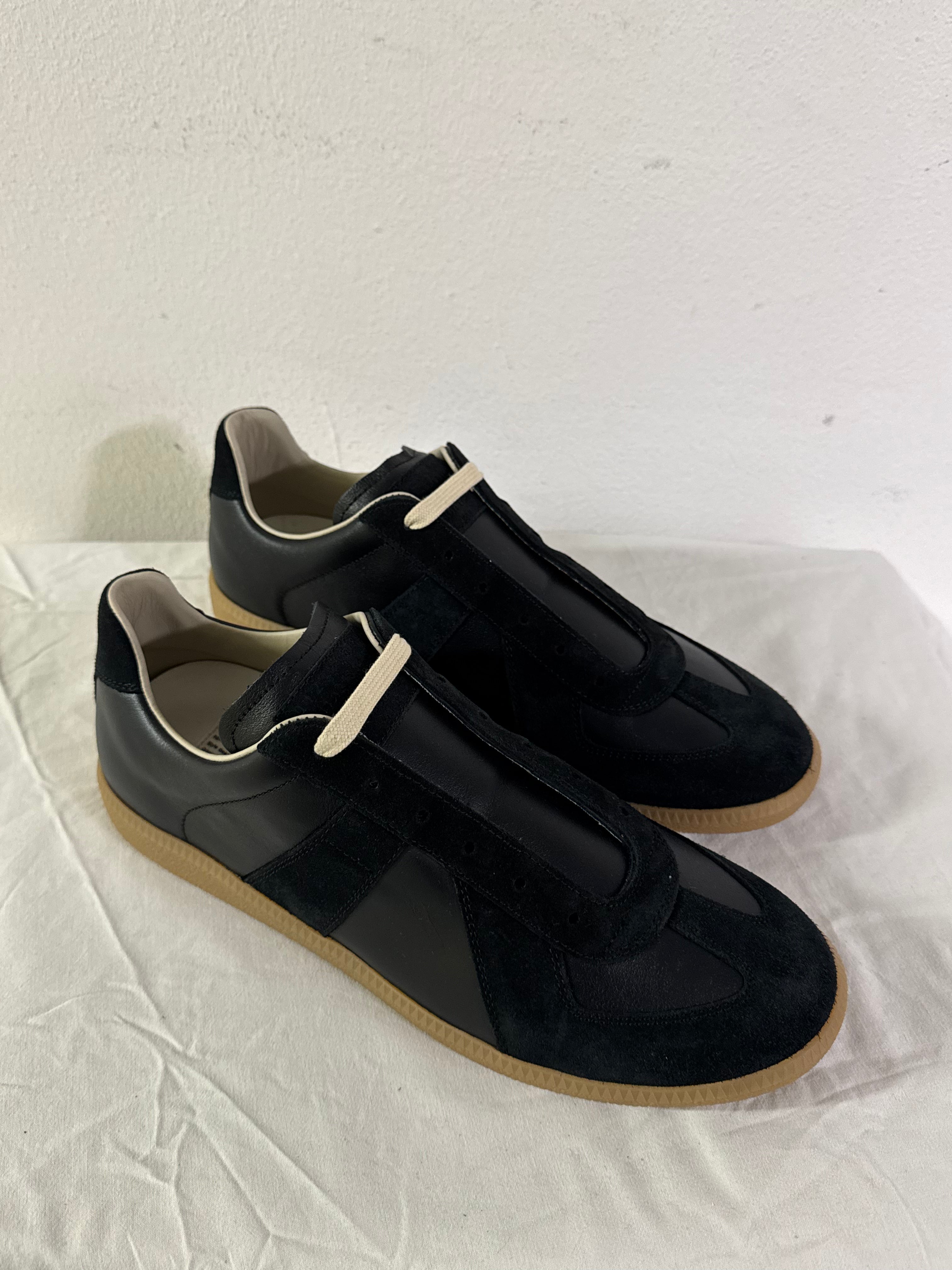 REPLICA GAT Low-Top Sneakers Black / Gum