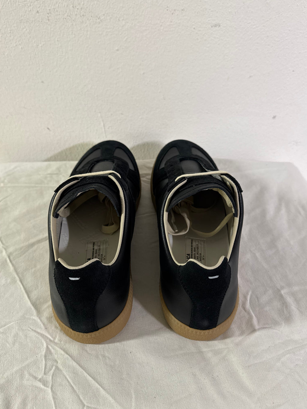 REPLICA GAT Low-Top Sneakers Black / Gum