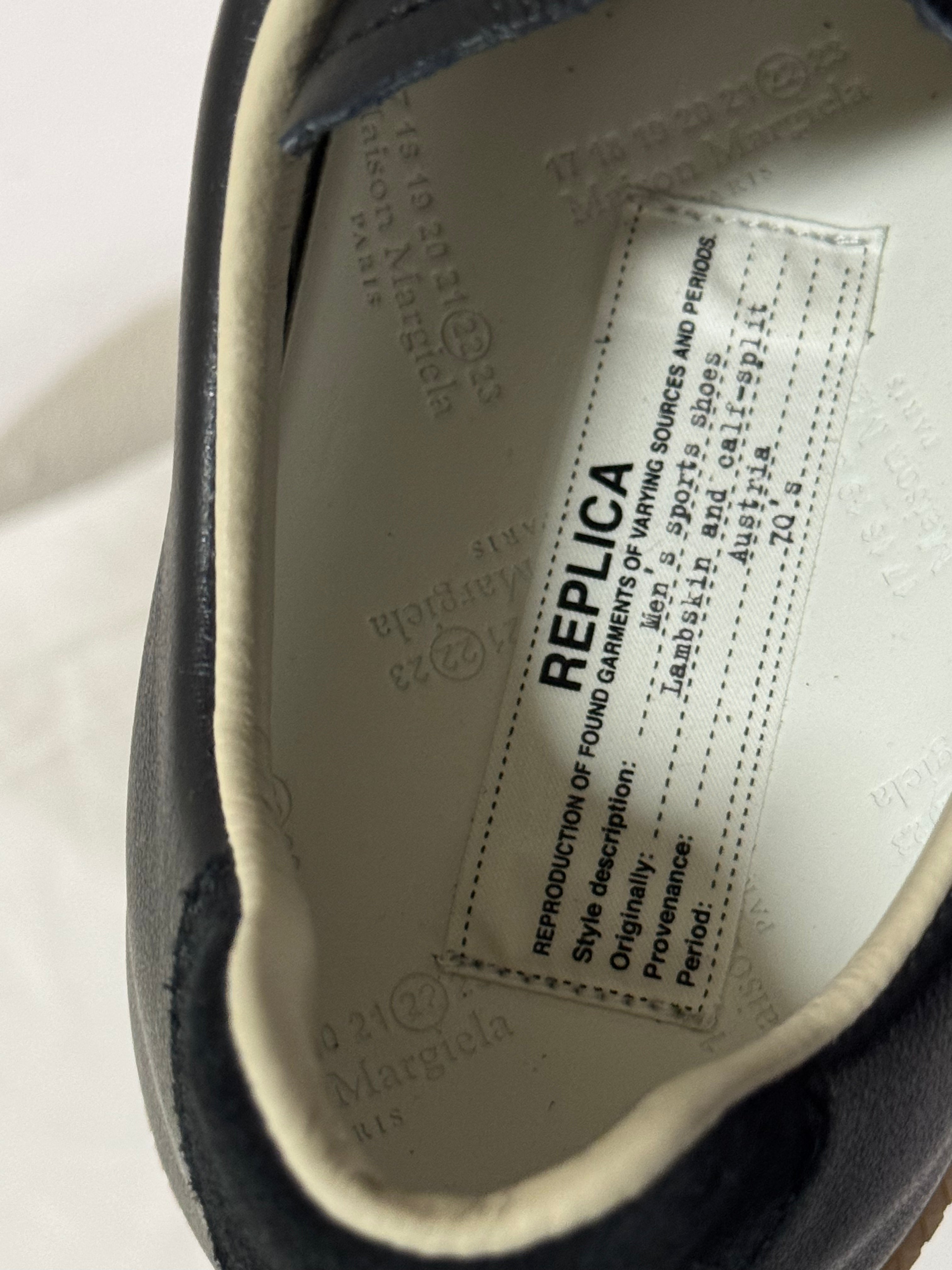 REPLICA GAT Low-Top Sneakers Black / Gum
