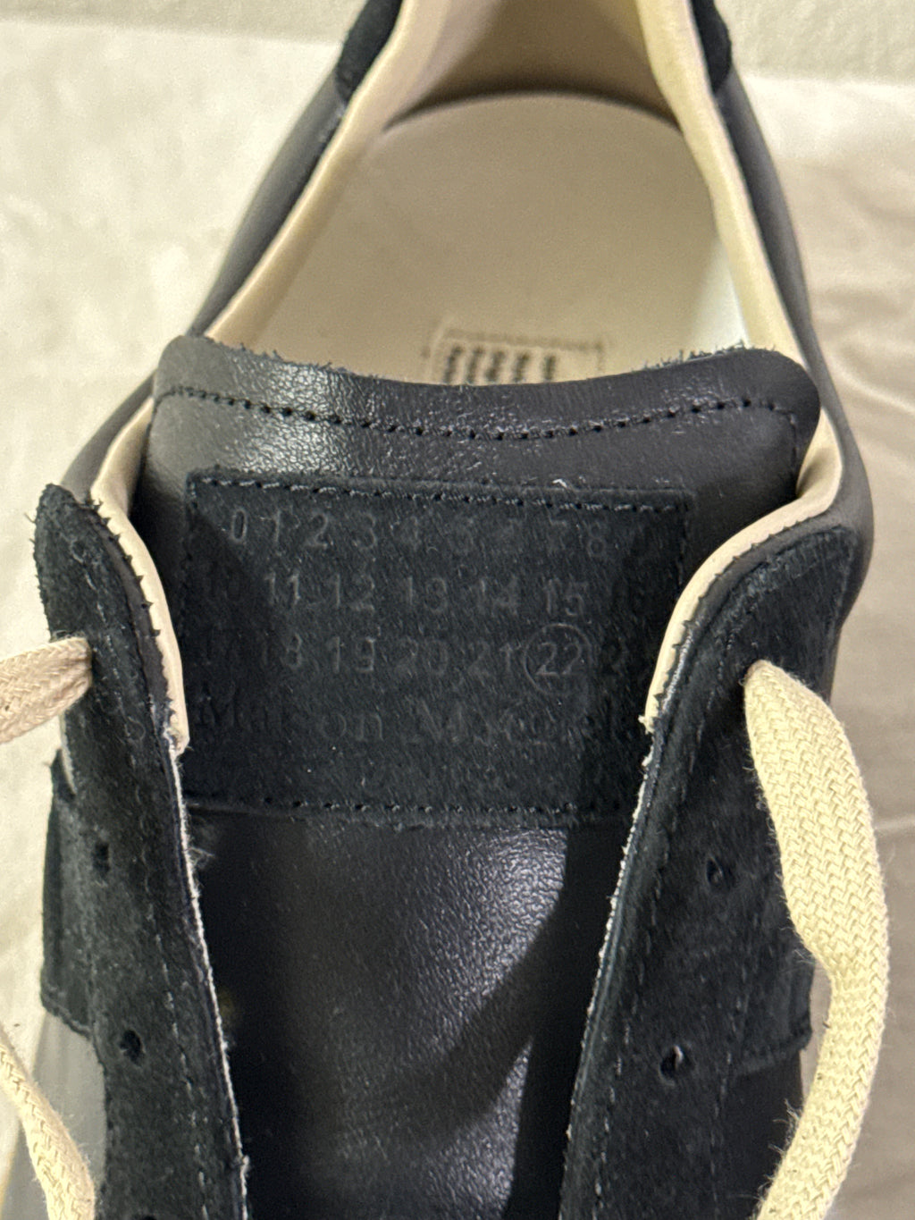 REPLICA GAT Low-Top Sneakers Black / Gum