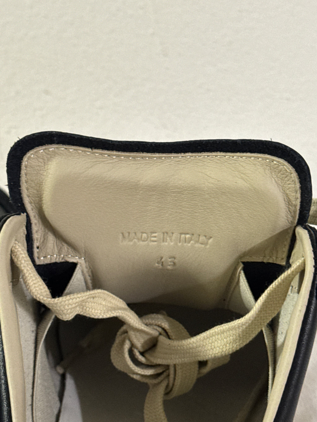REPLICA GAT Low-Top Sneakers Black / Gum