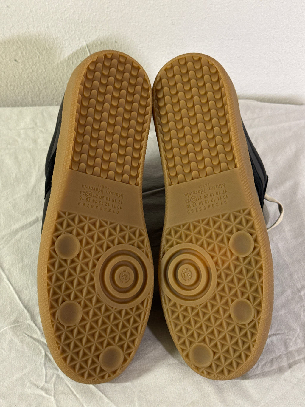 REPLICA GAT Low-Top Sneakers Black / Gum