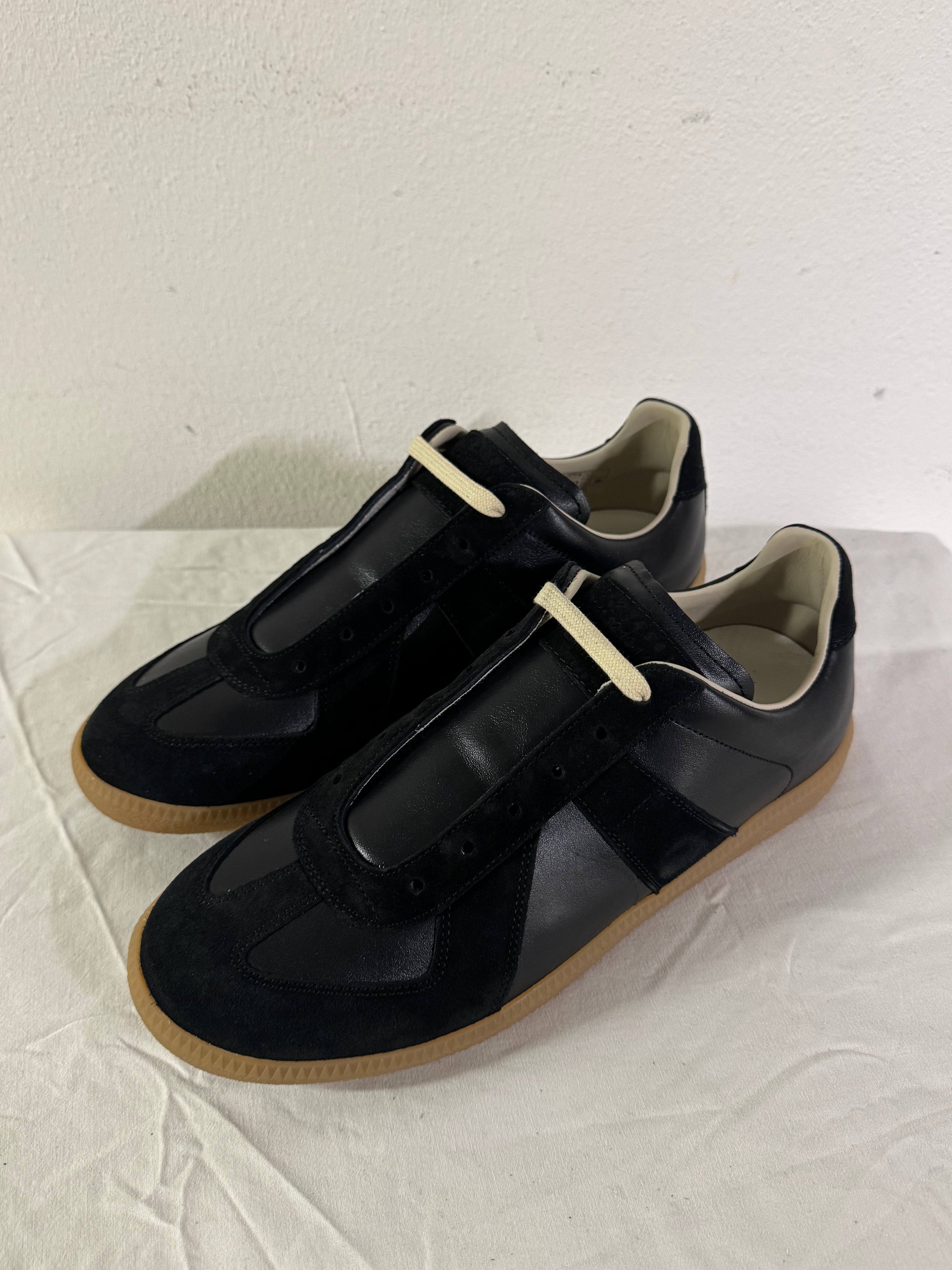 REPLICA GAT Low-Top Sneakers Black / Gum