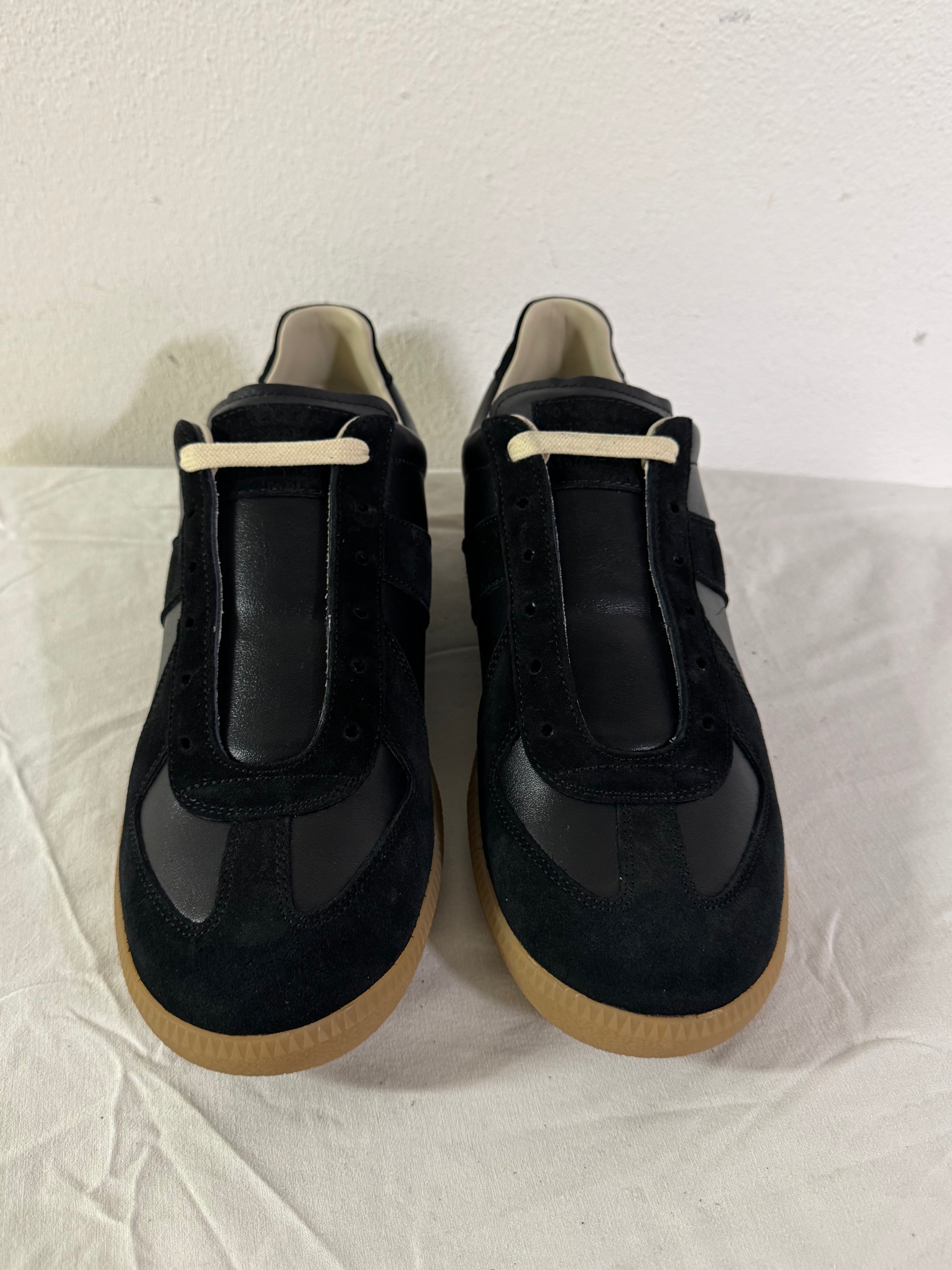 REPLICA GAT Low-Top Sneakers Black / Gum