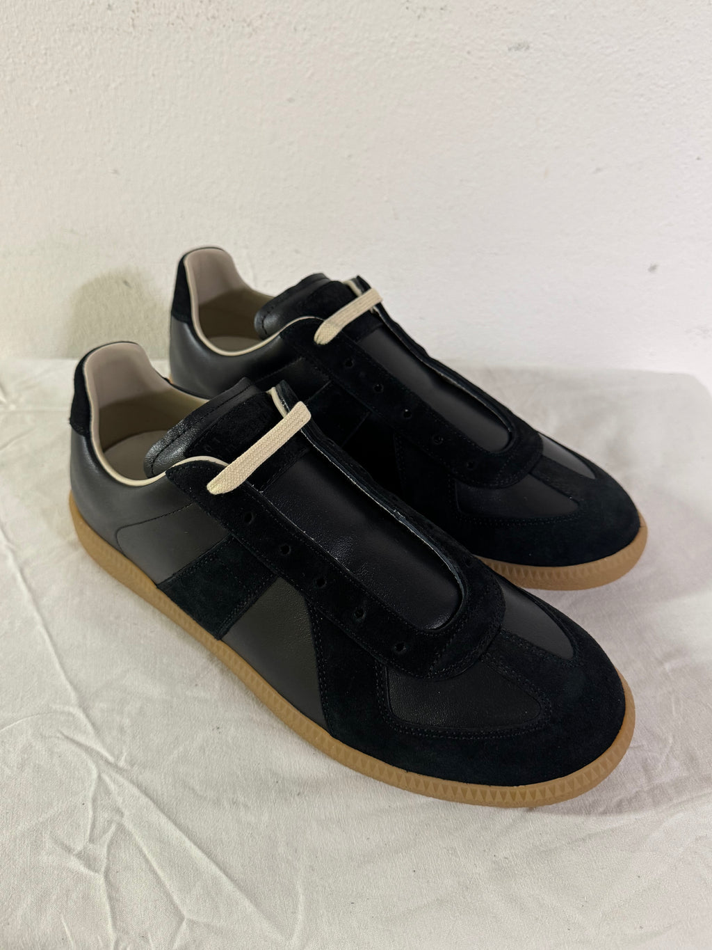 REPLICA GAT Low-Top Sneakers Black / Gum