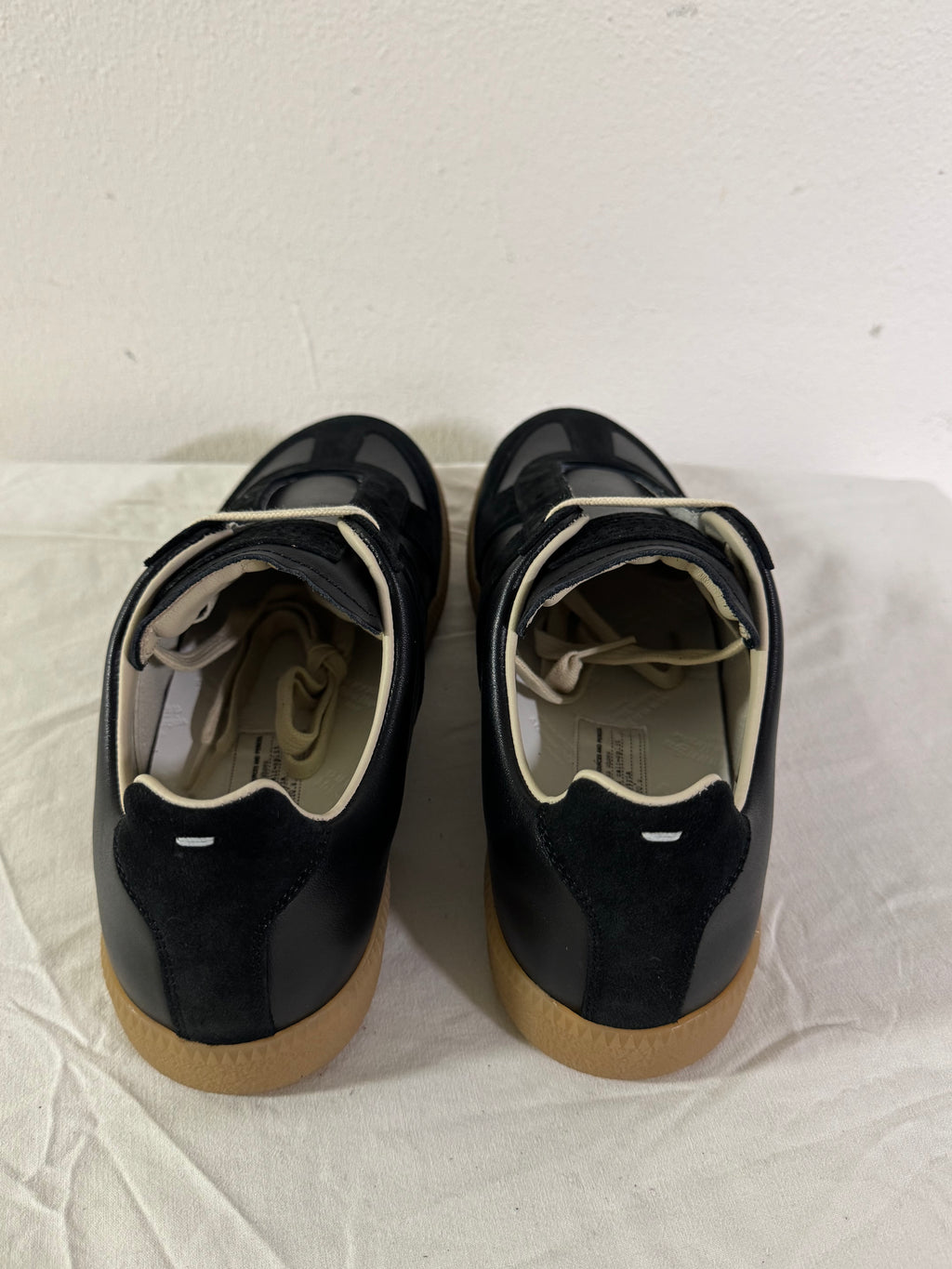 REPLICA GAT Low-Top Sneakers Black / Gum