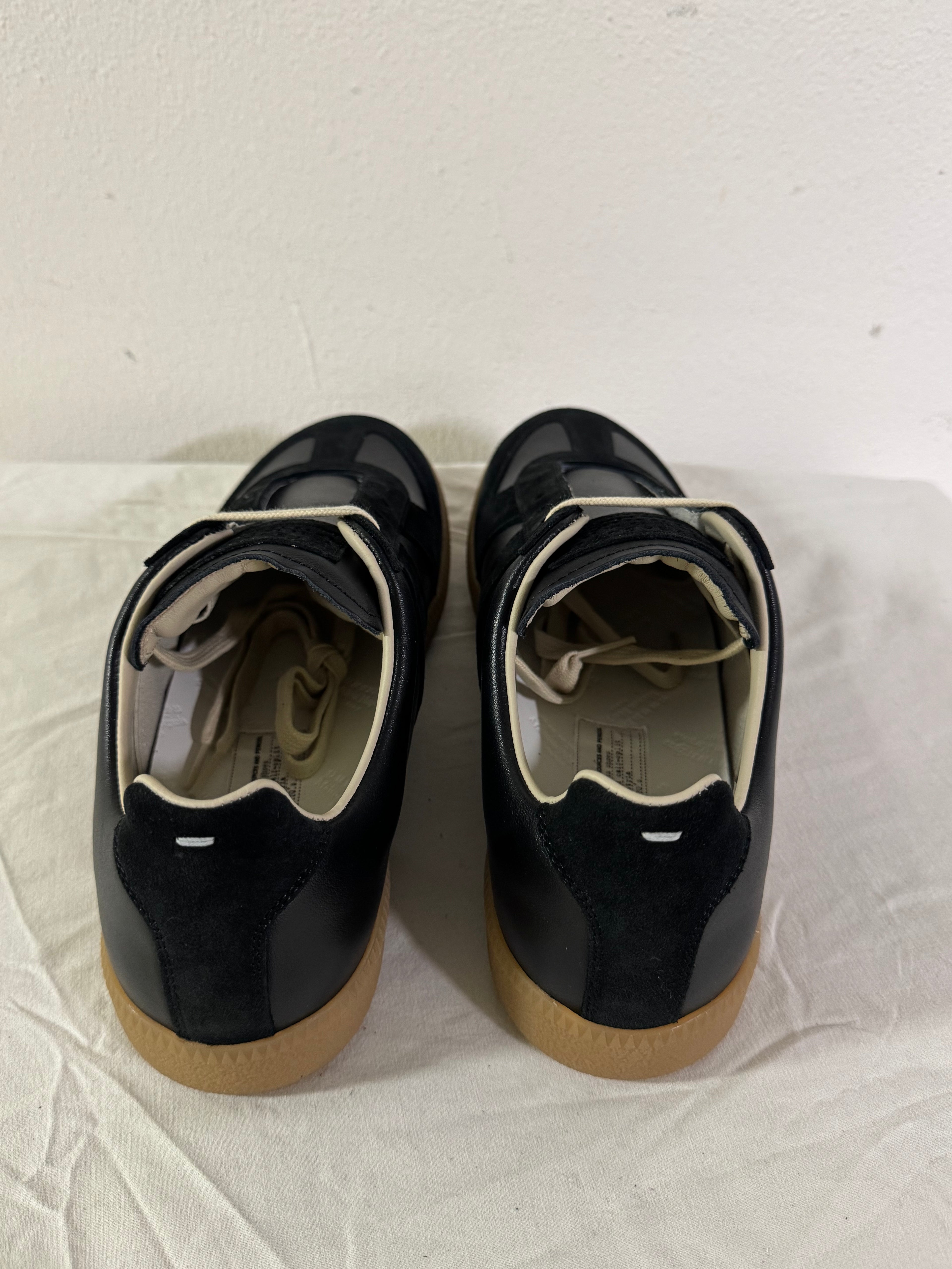 REPLICA GAT Low-Top Sneakers Black / Gum