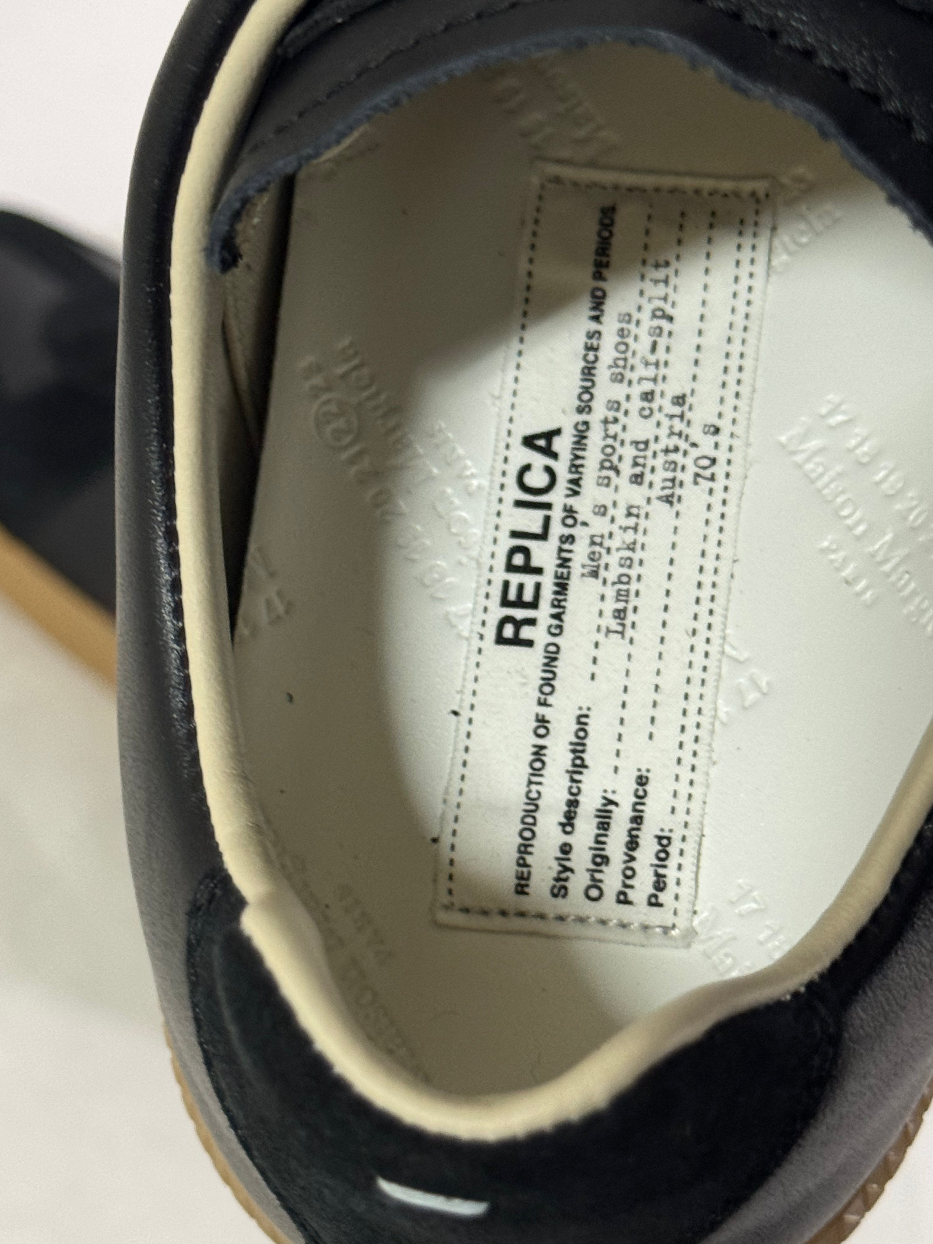 REPLICA GAT Low-Top Sneakers Black / Gum