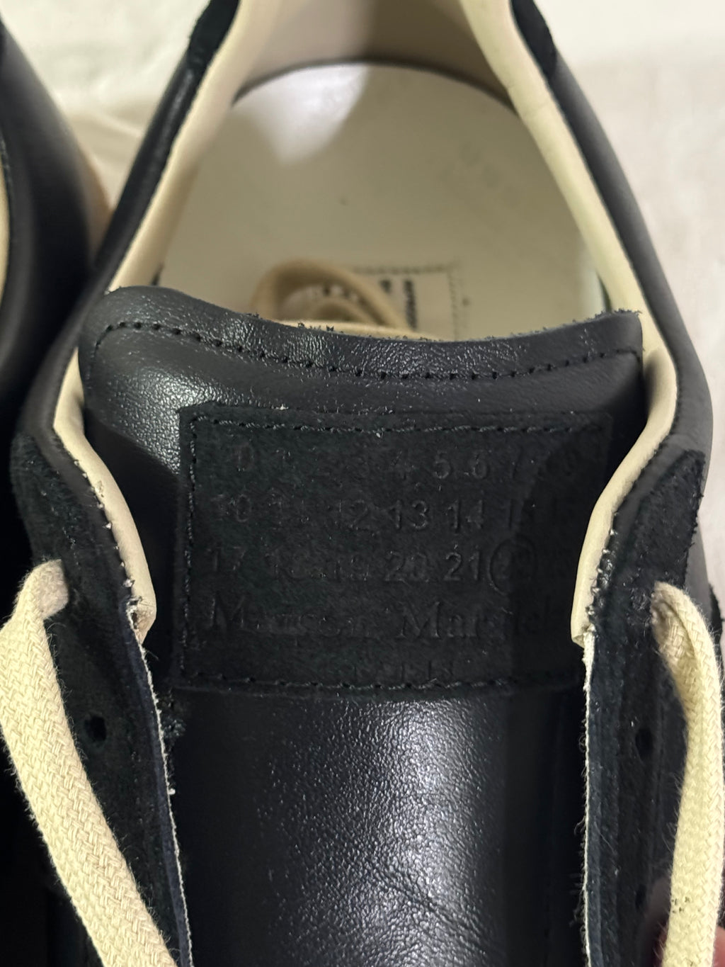 REPLICA GAT Low-Top Sneakers Black / Gum