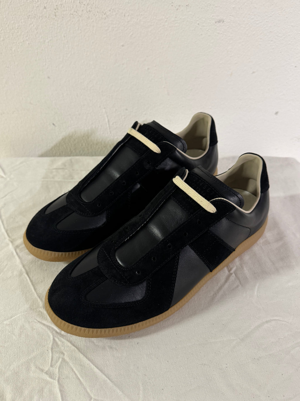 REPLICA GAT Low-Top Sneakers Black / Gum