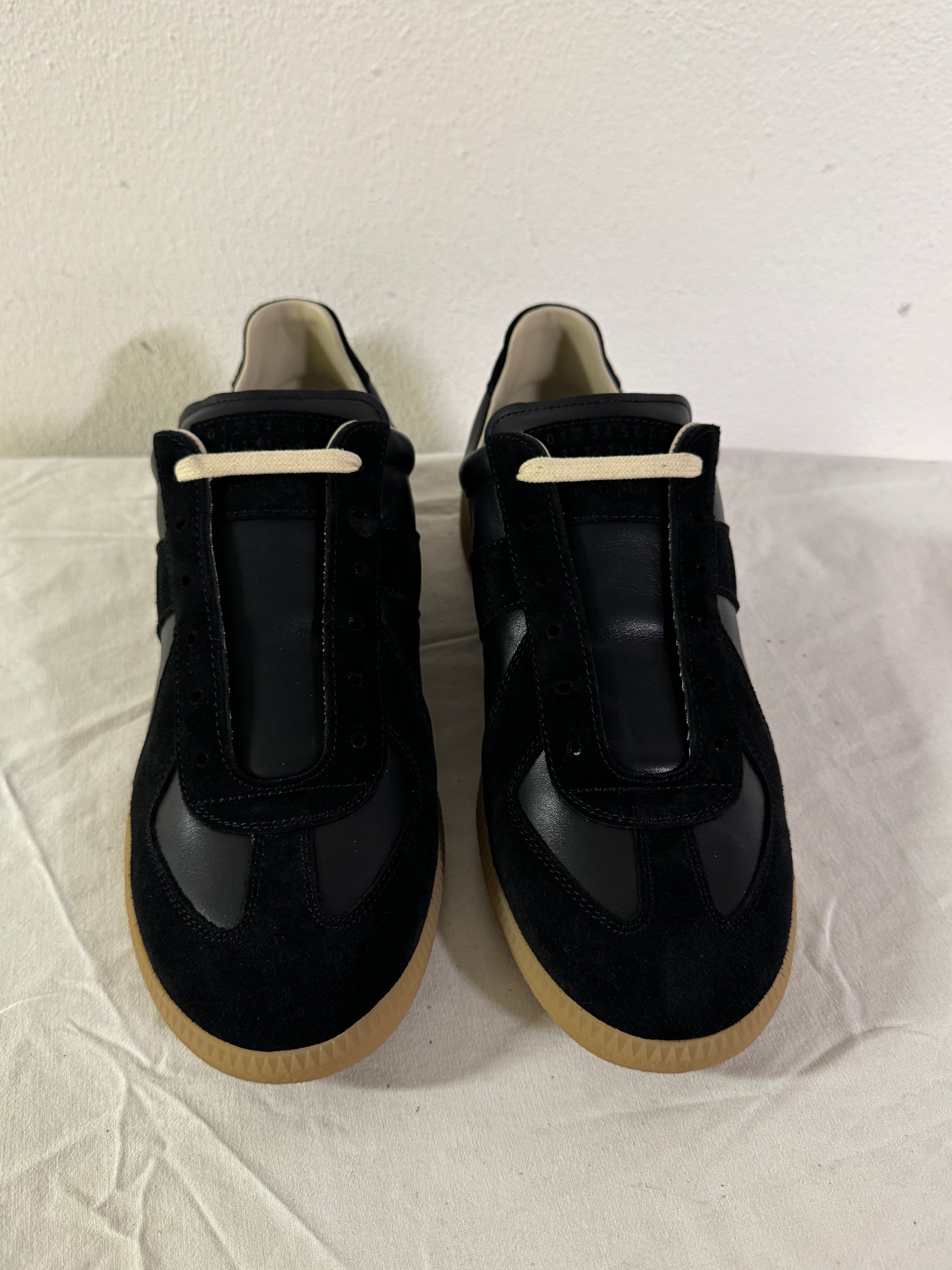 REPLICA GAT Low-Top Sneakers Black / Gum