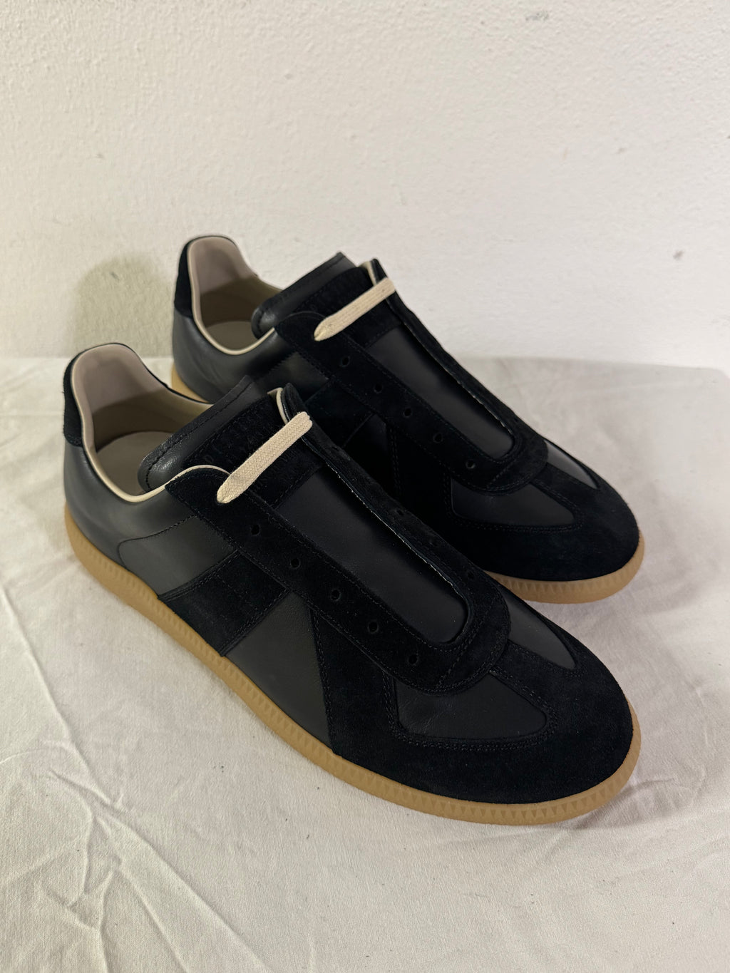 REPLICA GAT Low-Top Sneakers Black / Gum