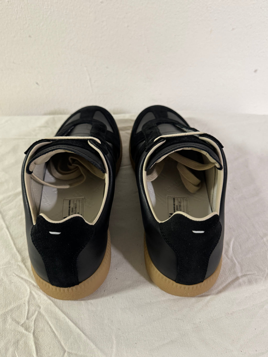 REPLICA GAT Low-Top Sneakers Black / Gum