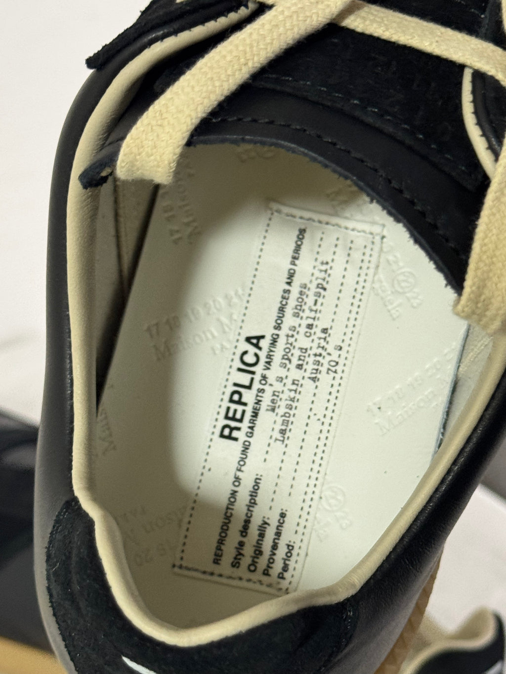 REPLICA GAT Low-Top Sneakers Black / Gum