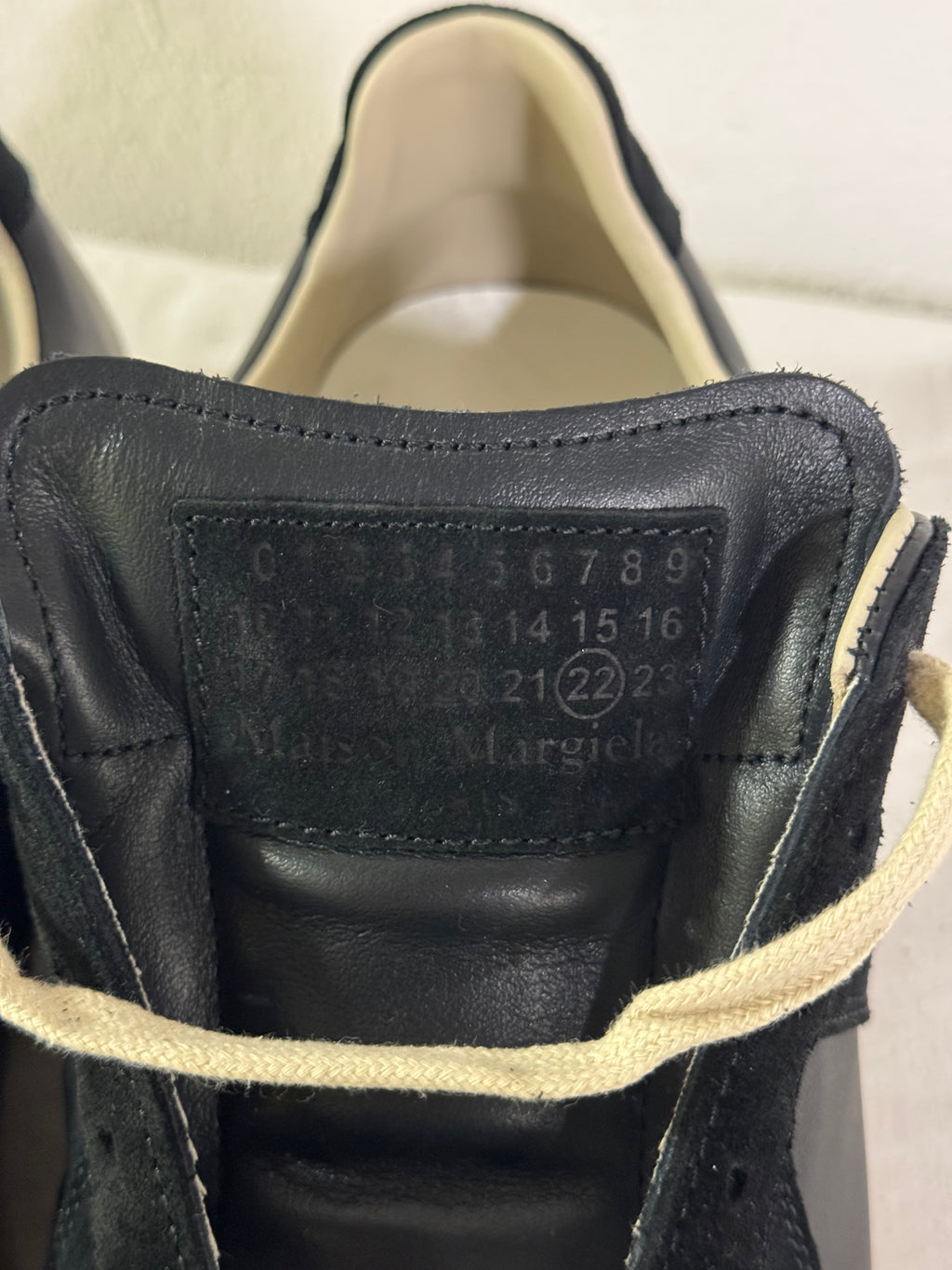 REPLICA GAT Low-Top Sneakers Black / Gum