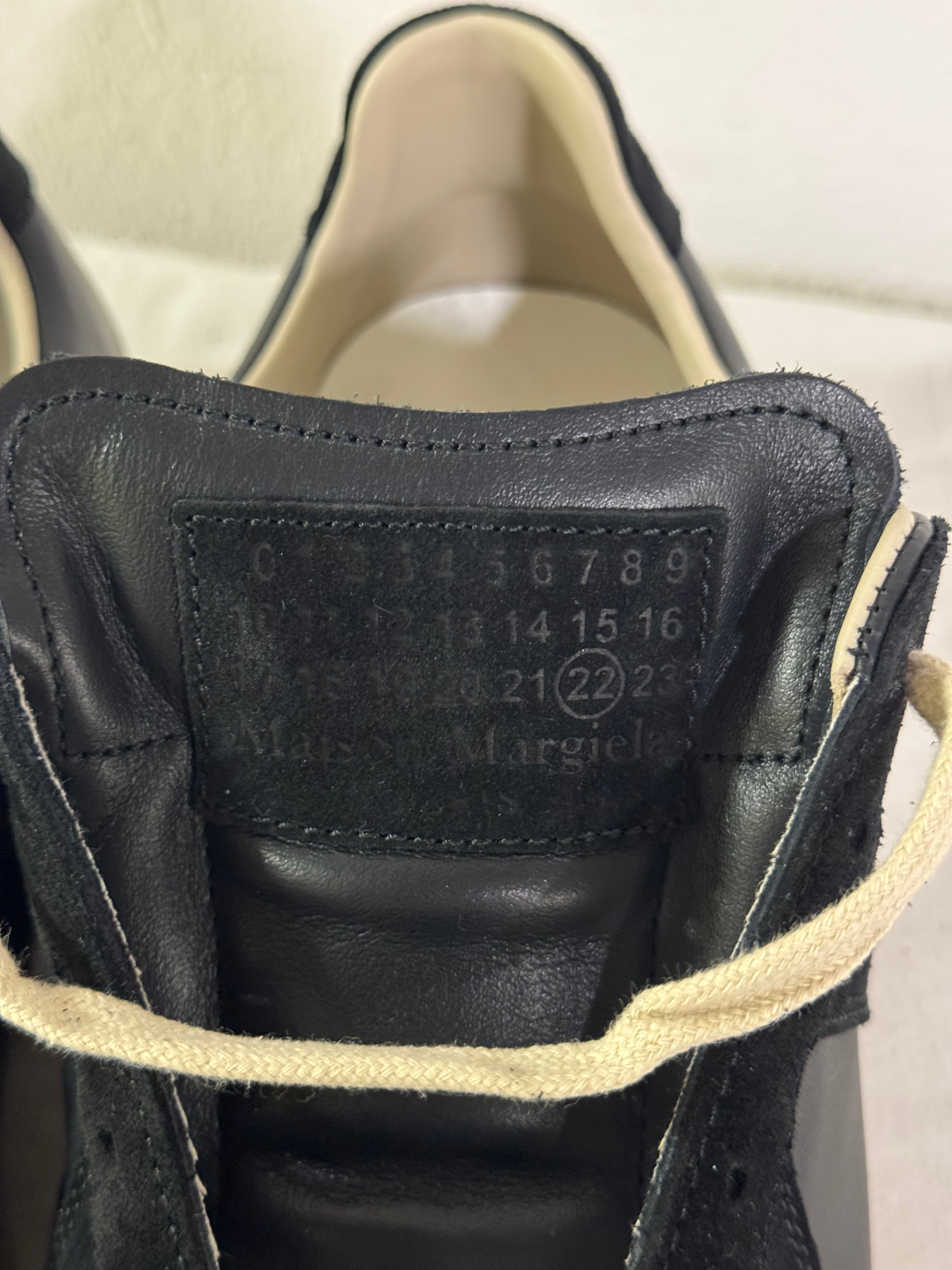 REPLICA GAT Low-Top Sneakers Black / Gum