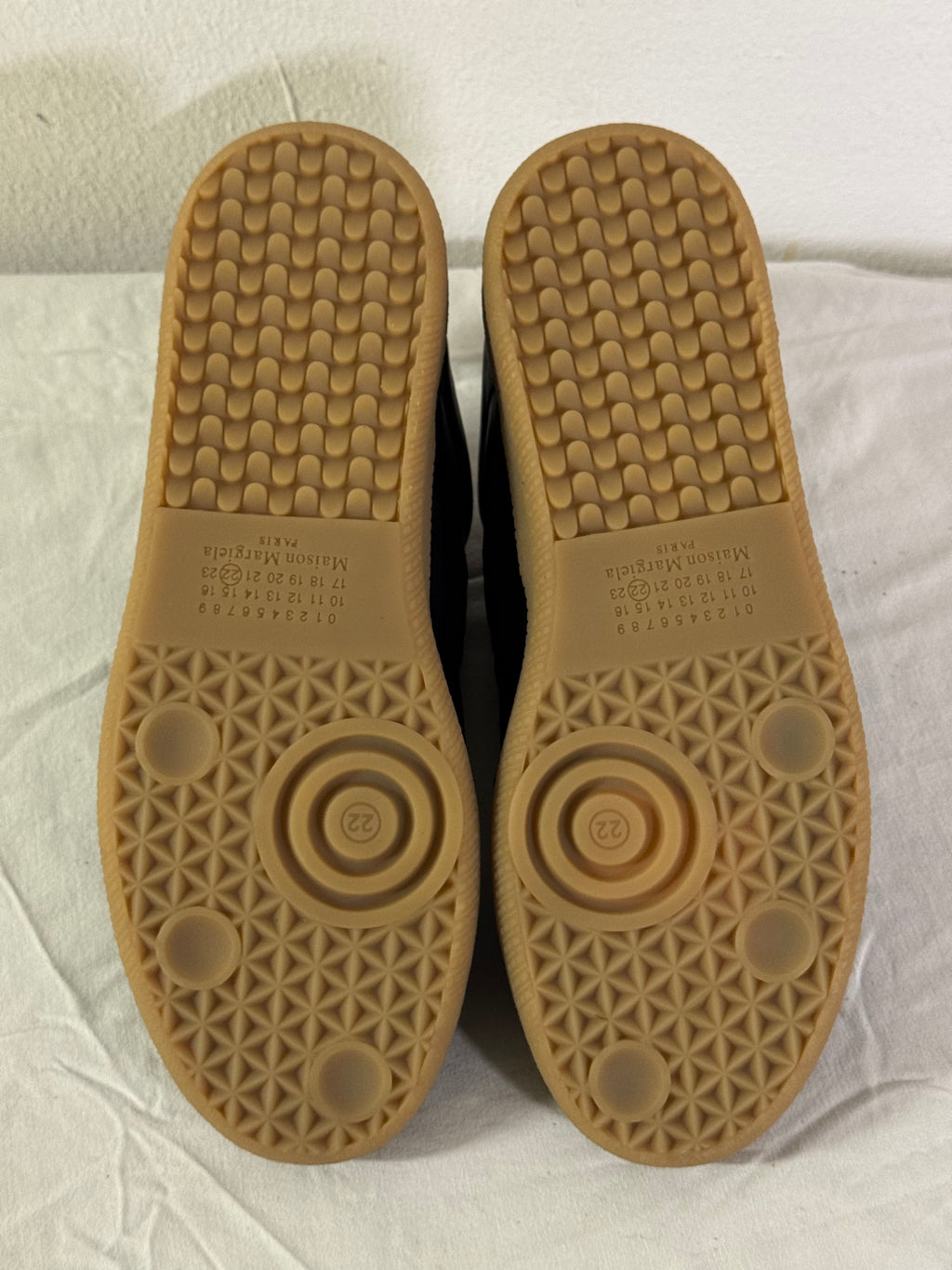 REPLICA GAT Low-Top Sneakers Black / Gum