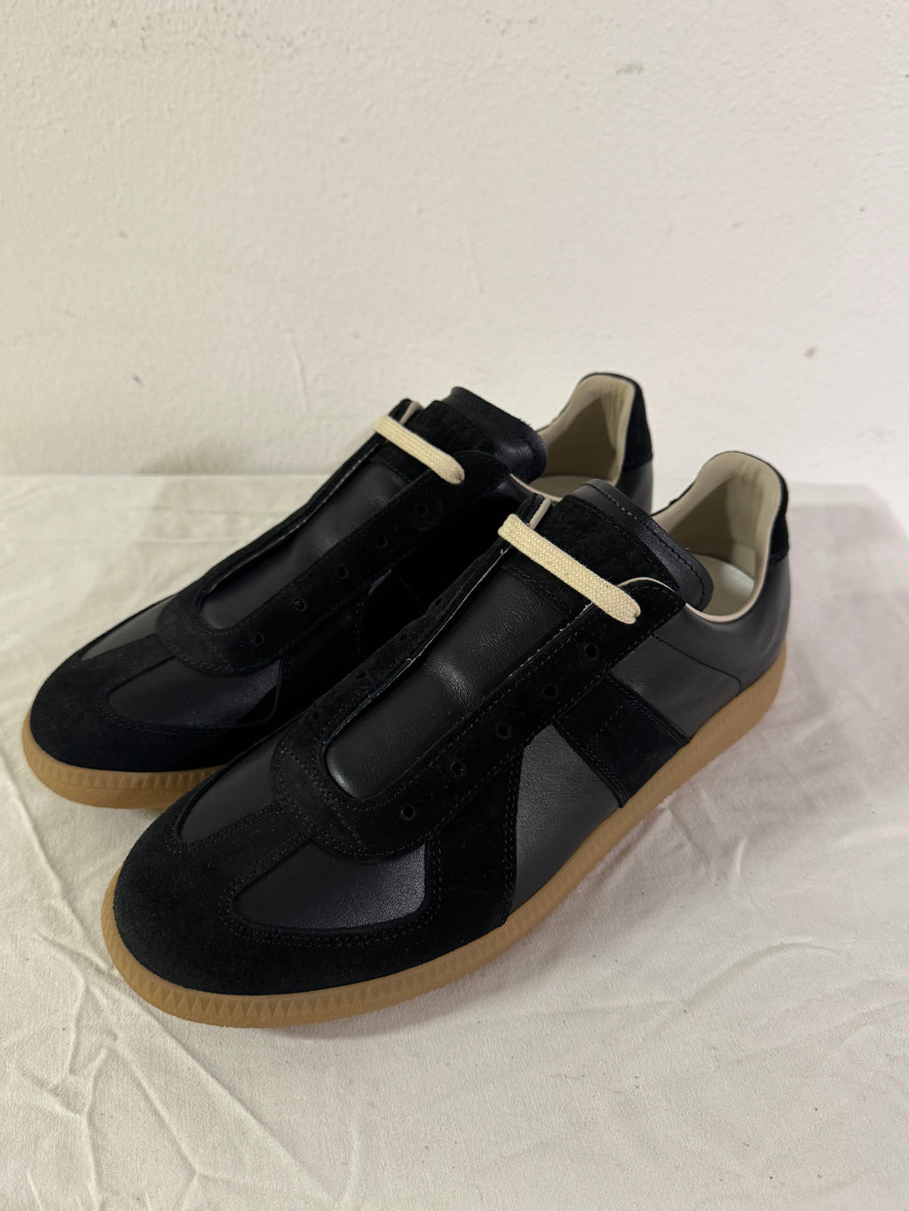 REPLICA GAT Low-Top Sneakers Black / Gum