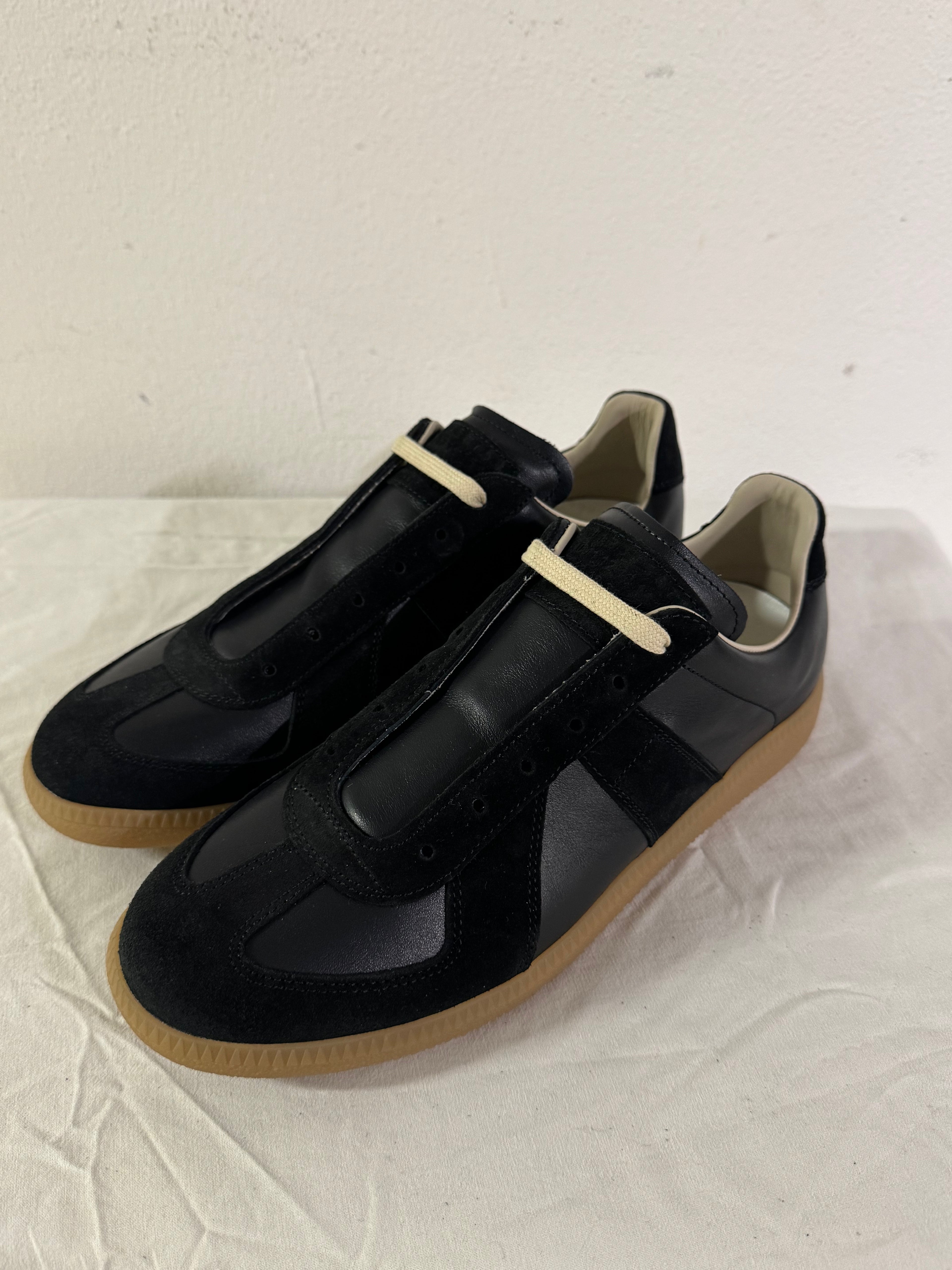 REPLICA GAT Low-Top Sneakers Black / Gum