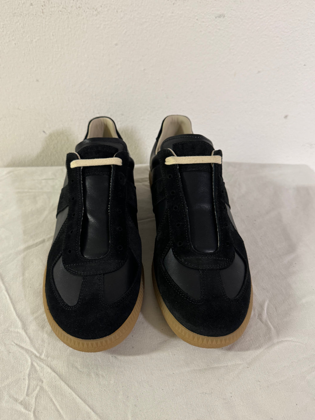 REPLICA GAT Low-Top Sneakers Black / Gum