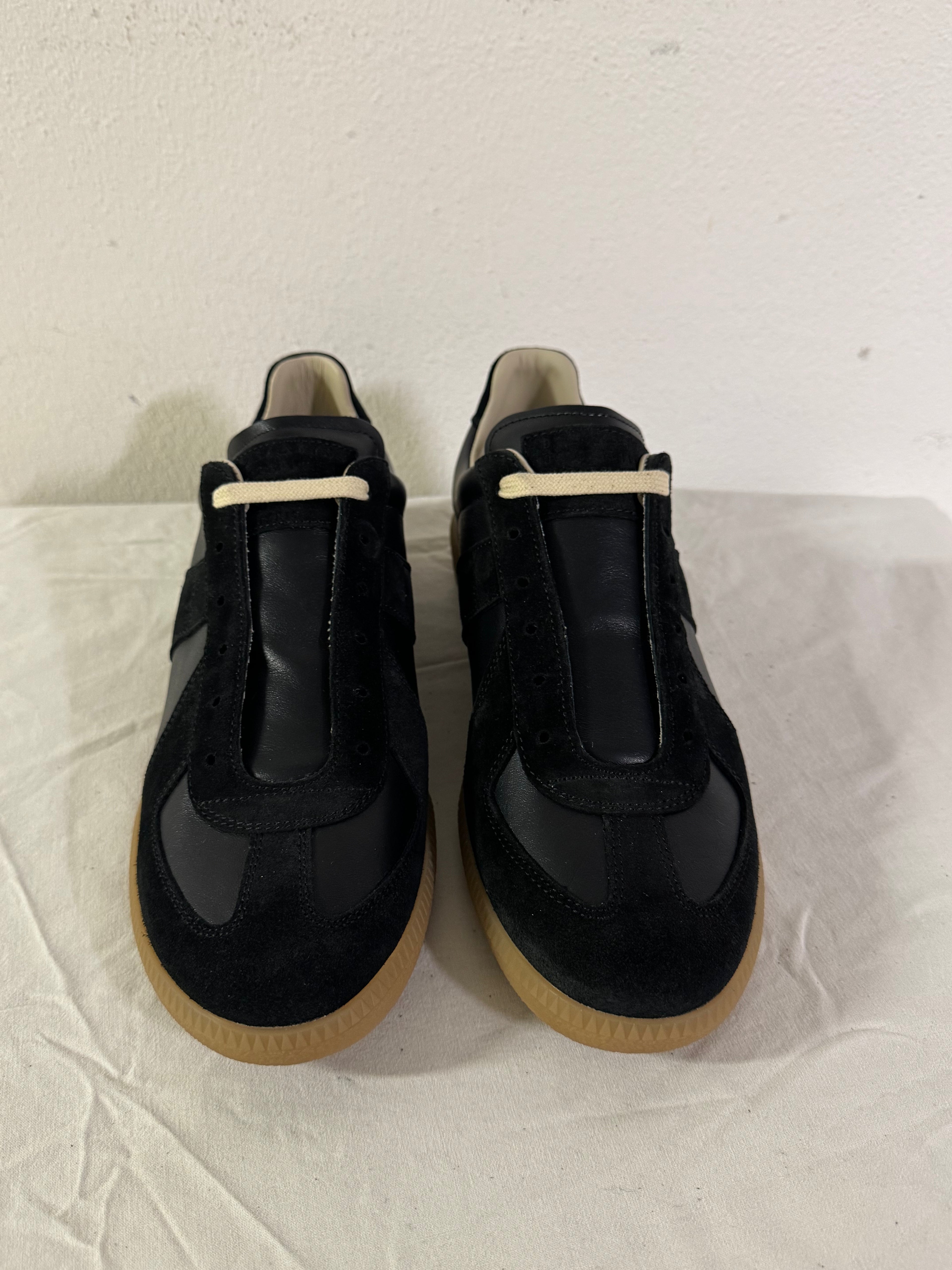 REPLICA GAT Low-Top Sneakers Black / Gum