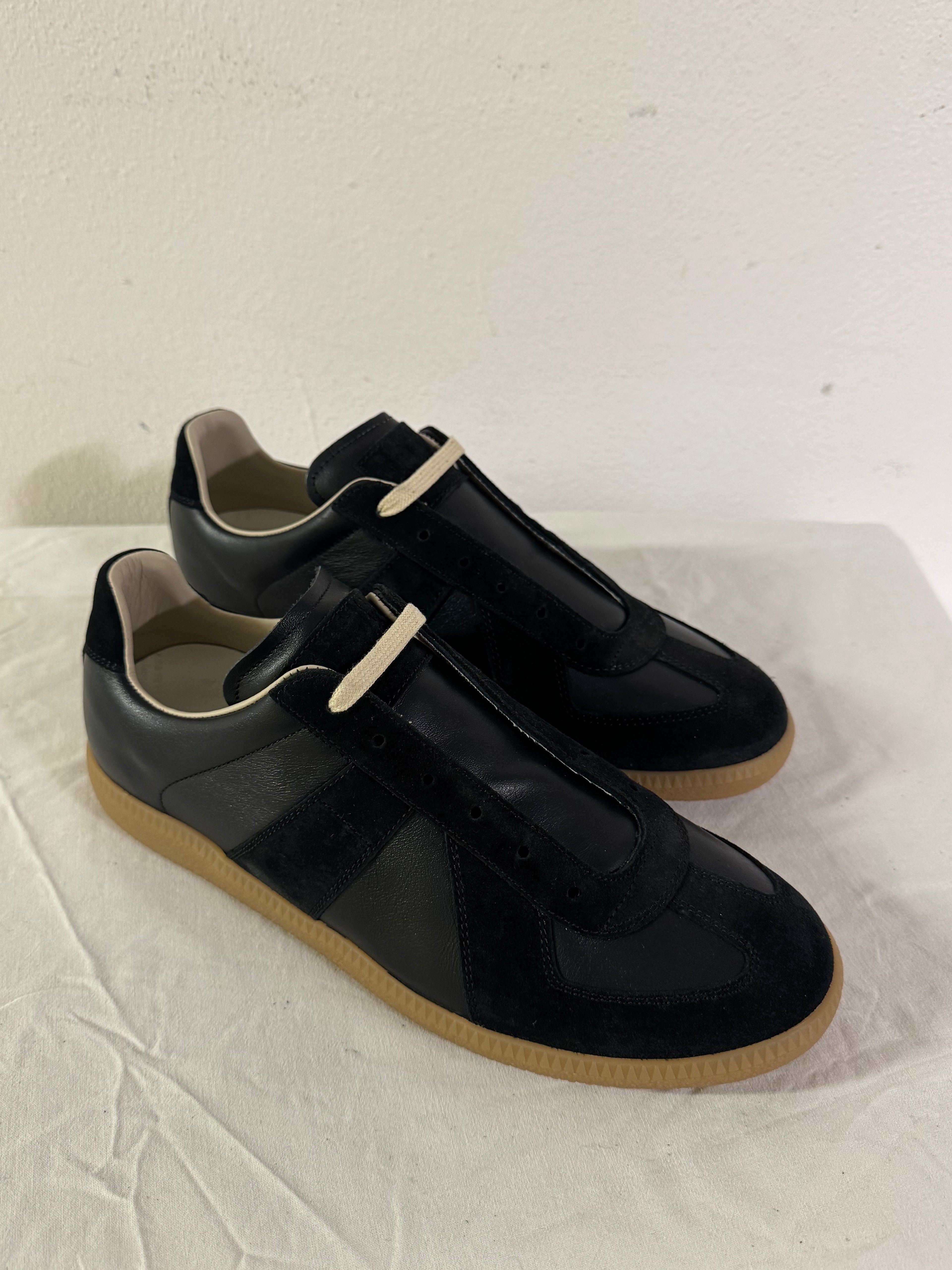 REPLICA GAT Low-Top Sneakers Black / Gum