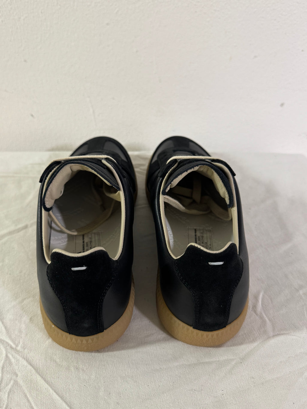 REPLICA GAT Low-Top Sneakers Black / Gum