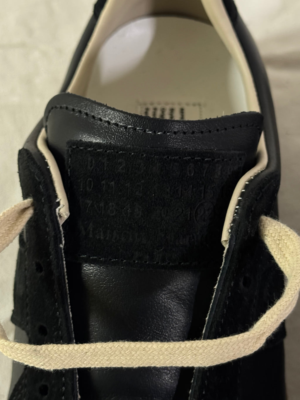 REPLICA GAT Low-Top Sneakers Black / Gum