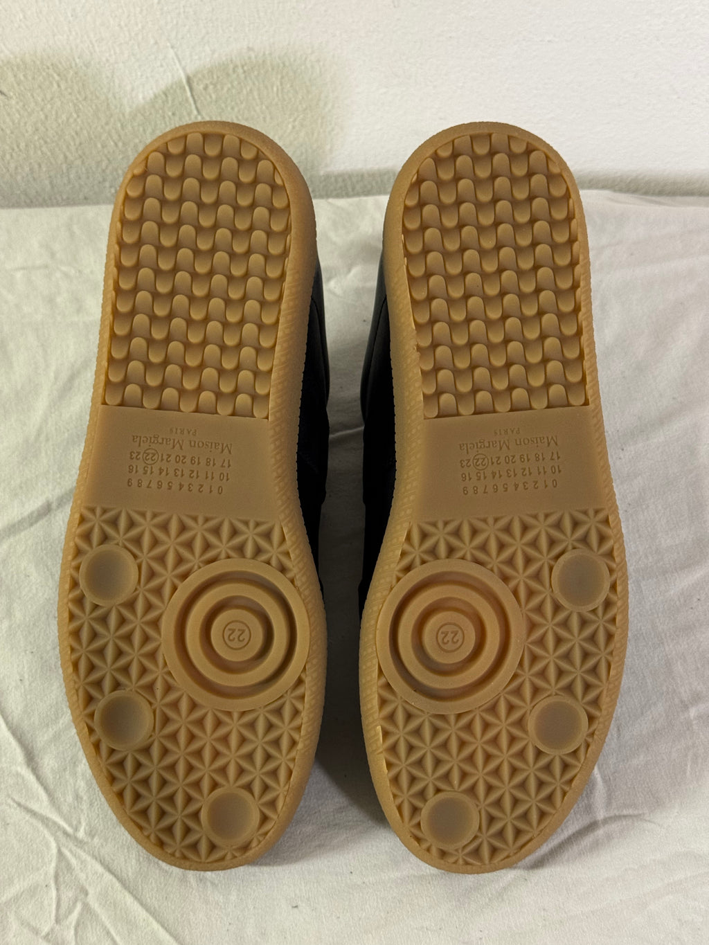 REPLICA GAT Low-Top Sneakers Black / Gum