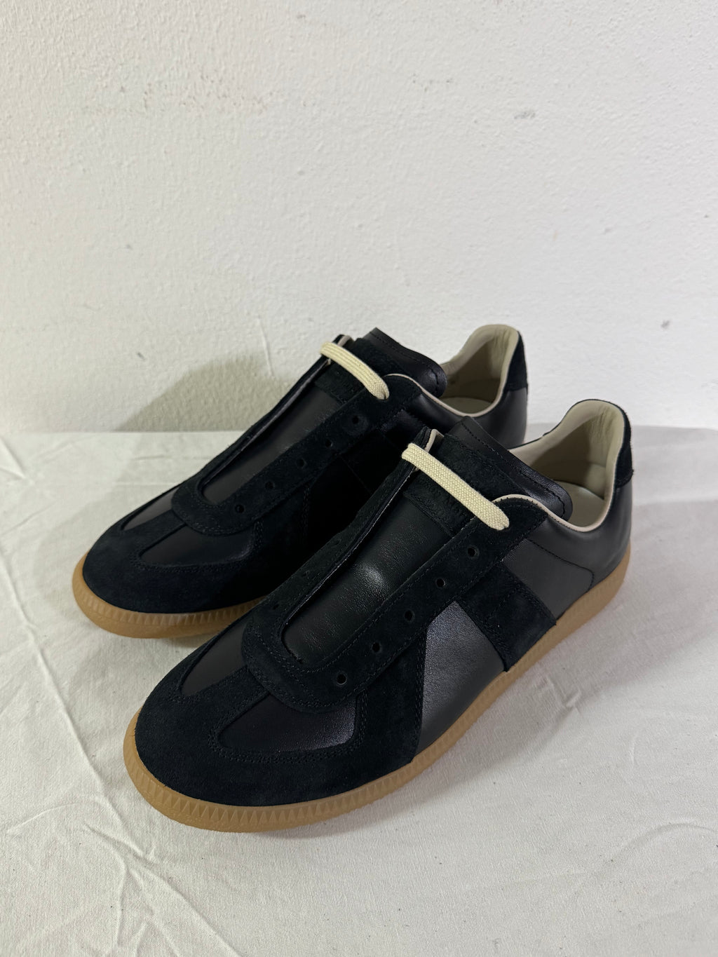 REPLICA GAT Low-Top Sneakers Black / Gum