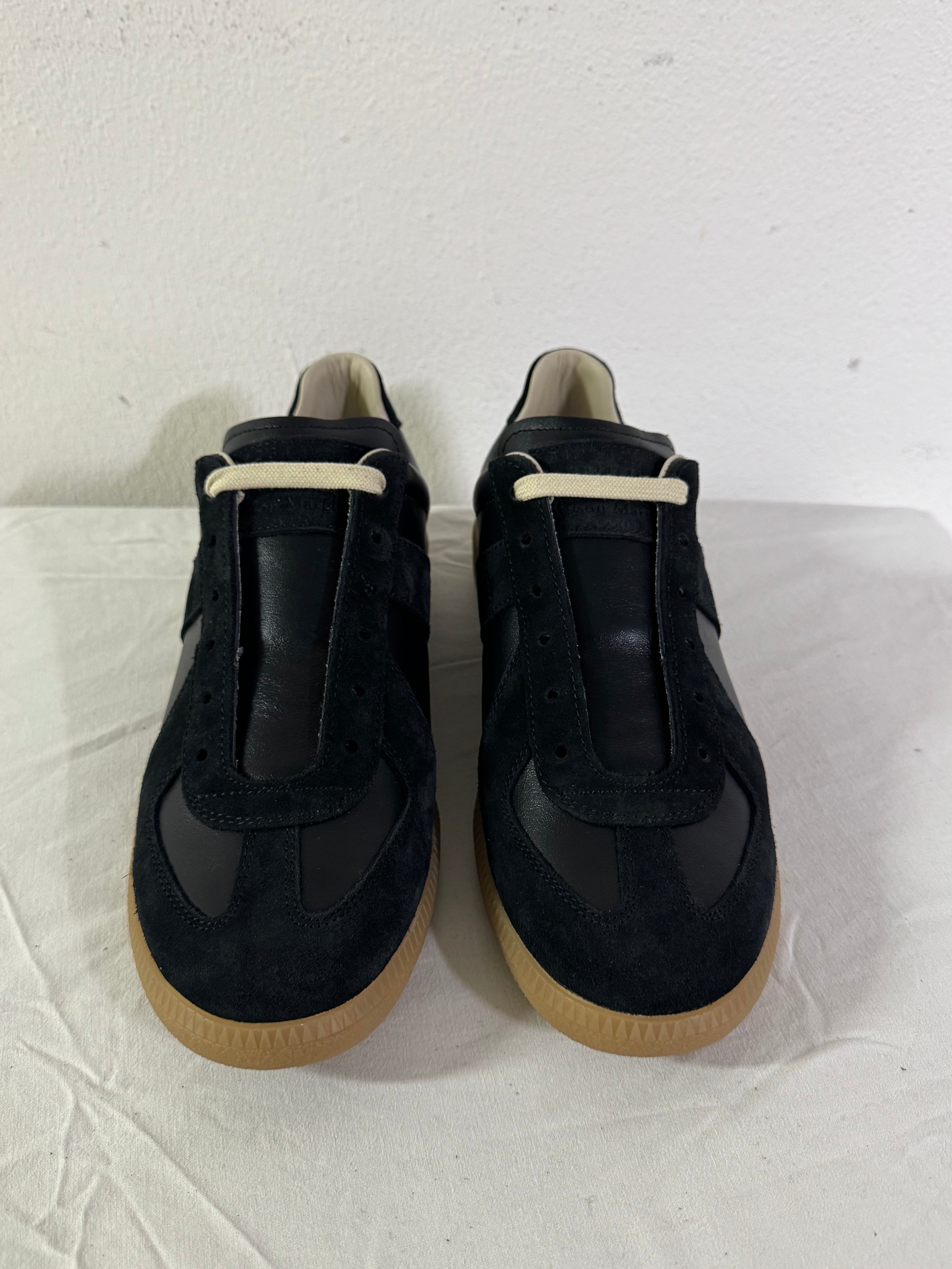 REPLICA GAT Low-Top Sneakers Black / Gum