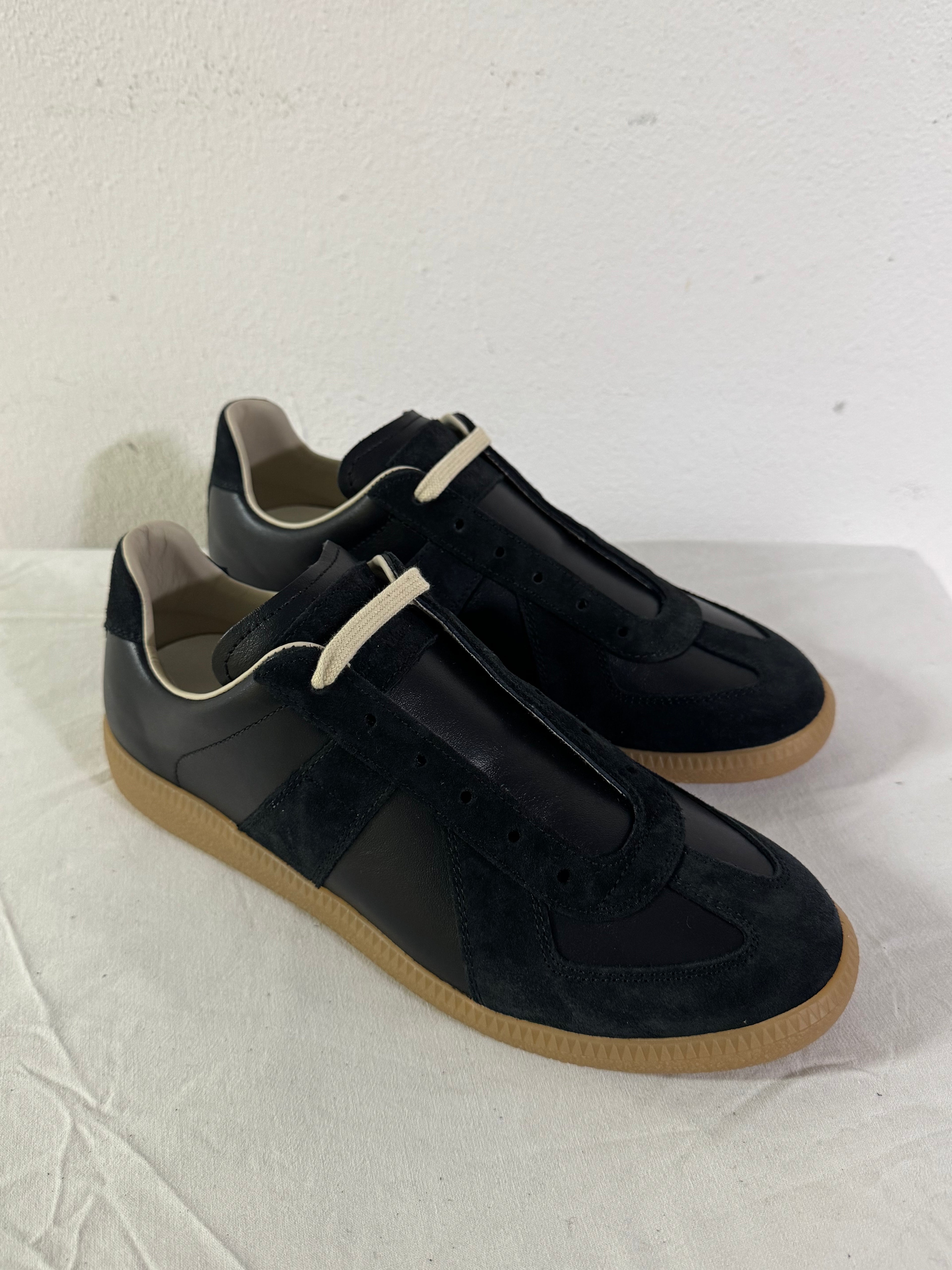 REPLICA GAT Low-Top Sneakers Black / Gum