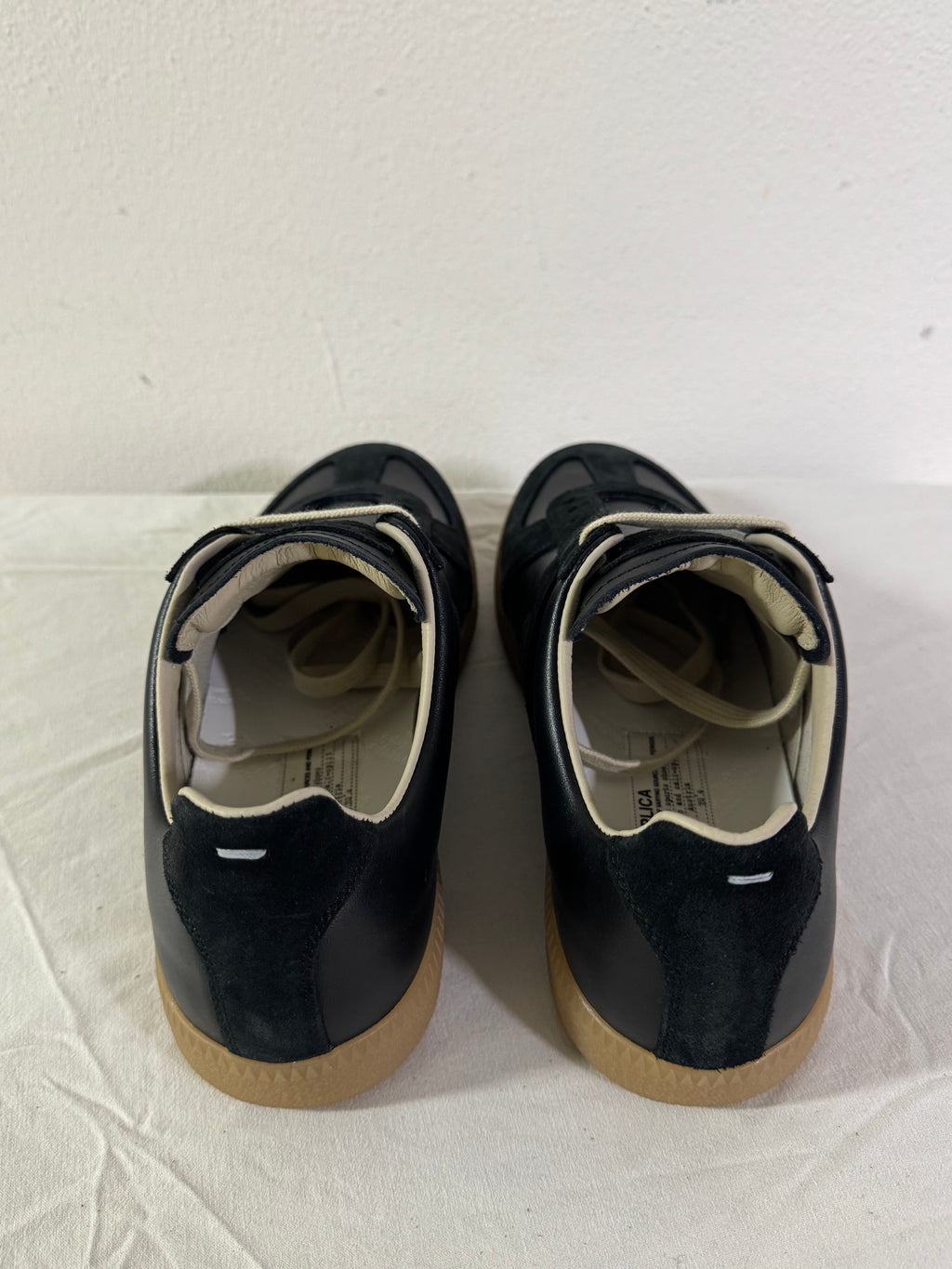 REPLICA GAT Low-Top Sneakers Black / Gum